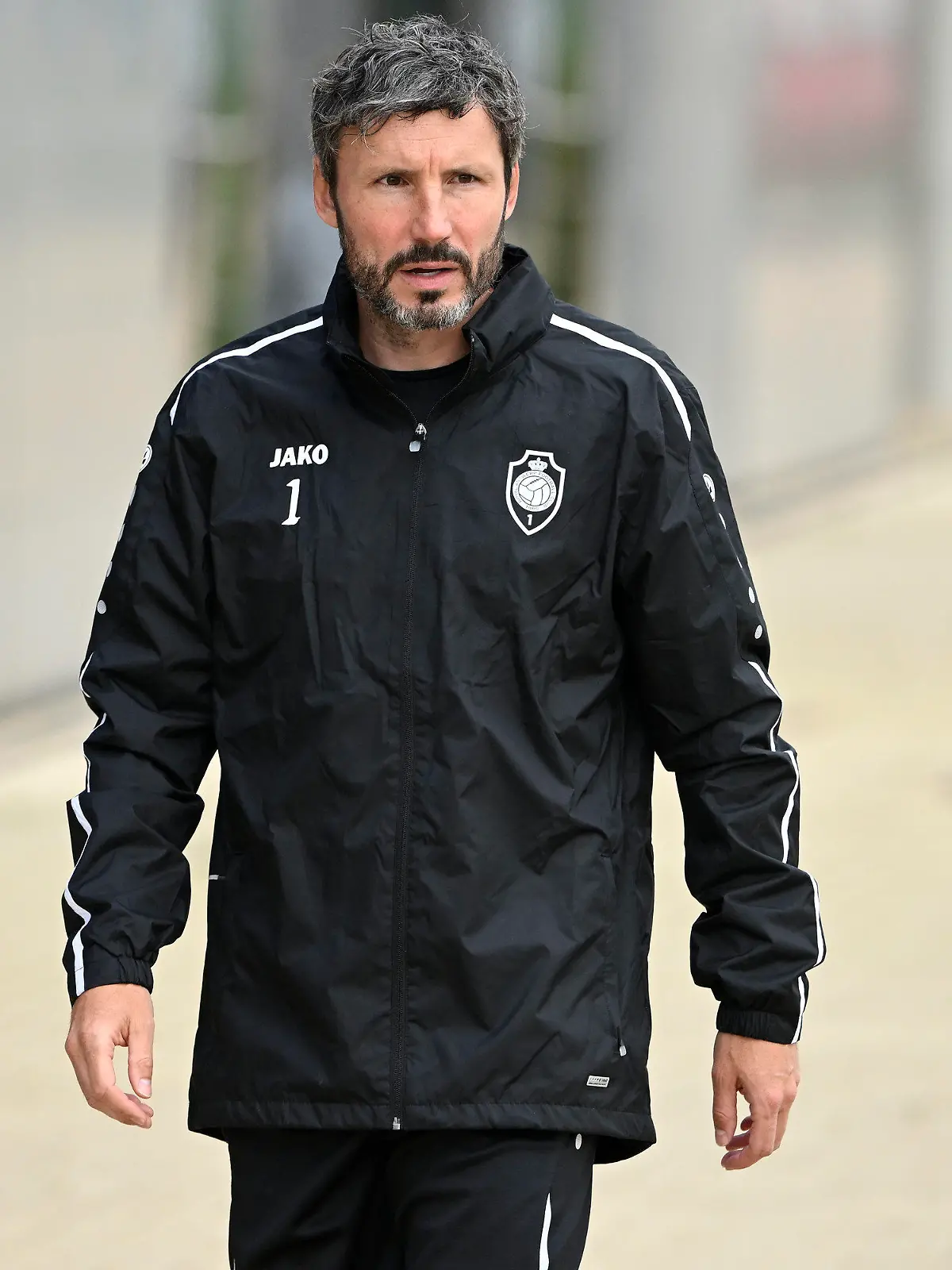 ARCHIV - 27.06.2022, Belgien, Antwerpen: Fußball: Royal Antwerp FC, Trainingseinheit: Mark van Bommel, Trainer des Royal Antwerp FC, kommt zu einer Trainingseinheit an. (zu dpa: «Van Bommel entgeht bewaffnetem Überfall») Foto: Tom Goyvaerts/BELGA/dpa +++ dpa-Bildfunk +++