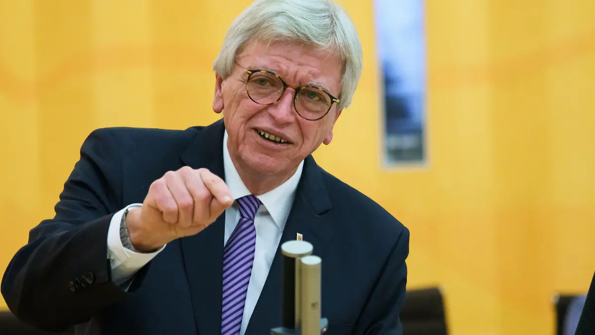 ARCHIV - 02.02.2021, Hessen, Wiesbaden: Volker Bouffier (CDU), Ministerpräsident von Hessen, spricht im hessischen Landtag in Wiesbaden (zu dpa: «Bouffier hält Corona-Regierungserklärung im hessischen Landtag»). Foto: Andreas Arnold/dpa +++ dpa-Bildfunk +++