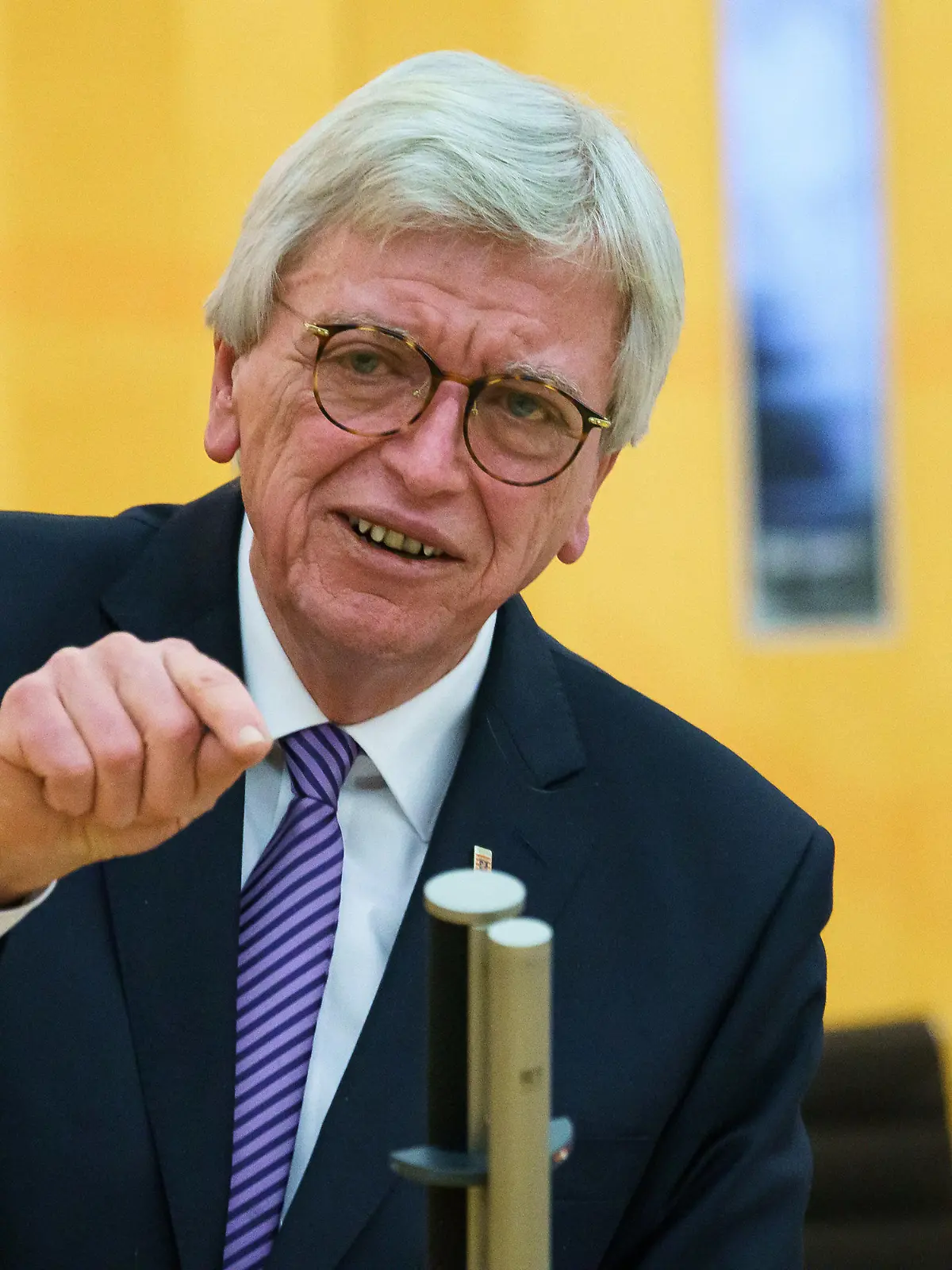 ARCHIV - 02.02.2021, Hessen, Wiesbaden: Volker Bouffier (CDU), Ministerpräsident von Hessen, spricht im hessischen Landtag in Wiesbaden (zu dpa: «Bouffier hält Corona-Regierungserklärung im hessischen Landtag»). Foto: Andreas Arnold/dpa +++ dpa-Bildfunk +++