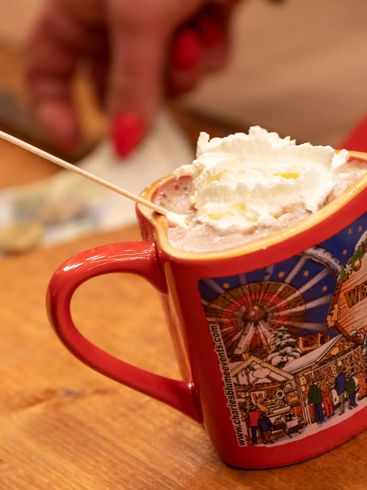 Eine Tasse heiße Schokolade mit Sahne steht an einem Stand auf dem Weihnachtsrummel „Winterzauber Berlin“. Ungeachtet steigender Corona-Infektionszahlen ist in Berlin die Weihnachtsmarkt-Saison gestartet.