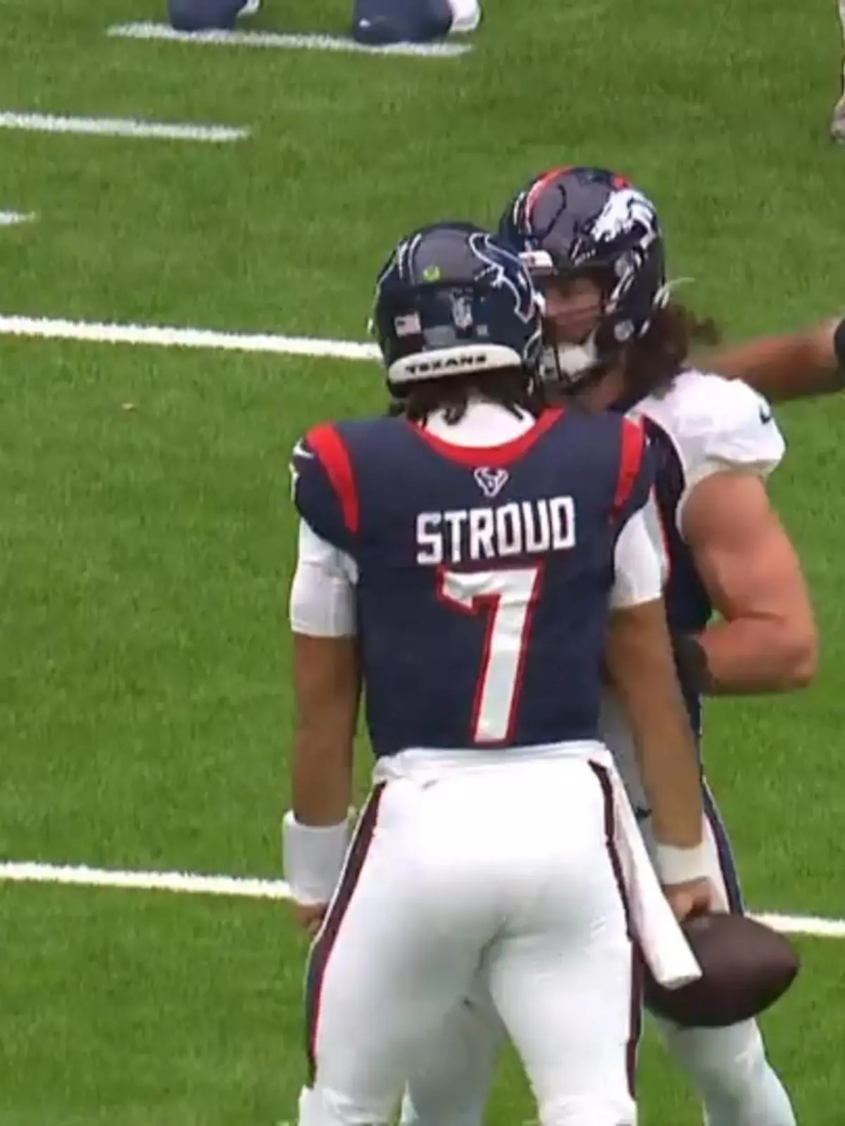Da ist jemand aber ganz besonders heiß! Linebacker Alex Singleton schnappt sich Rookie C.J. Stroud und stört dabei auch nicht, dass die Partie schon längst unterbrochen ist. Die O-Line der Texans ist "not amused"!