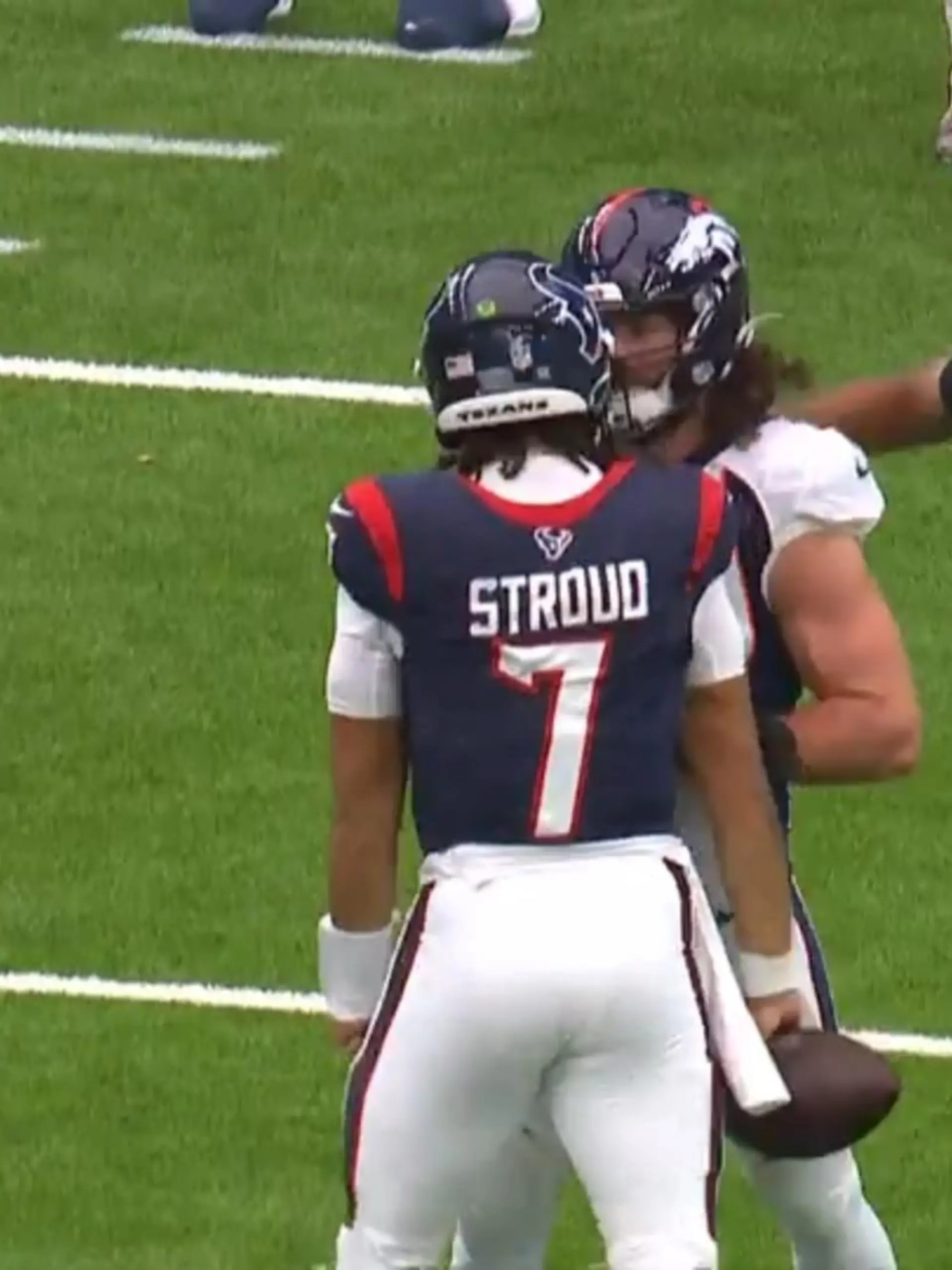 Da ist jemand aber ganz besonders heiß! Linebacker Alex Singleton schnappt sich Rookie C.J. Stroud und stört dabei auch nicht, dass die Partie schon längst unterbrochen ist. Die O-Line der Texans ist "not amused"!