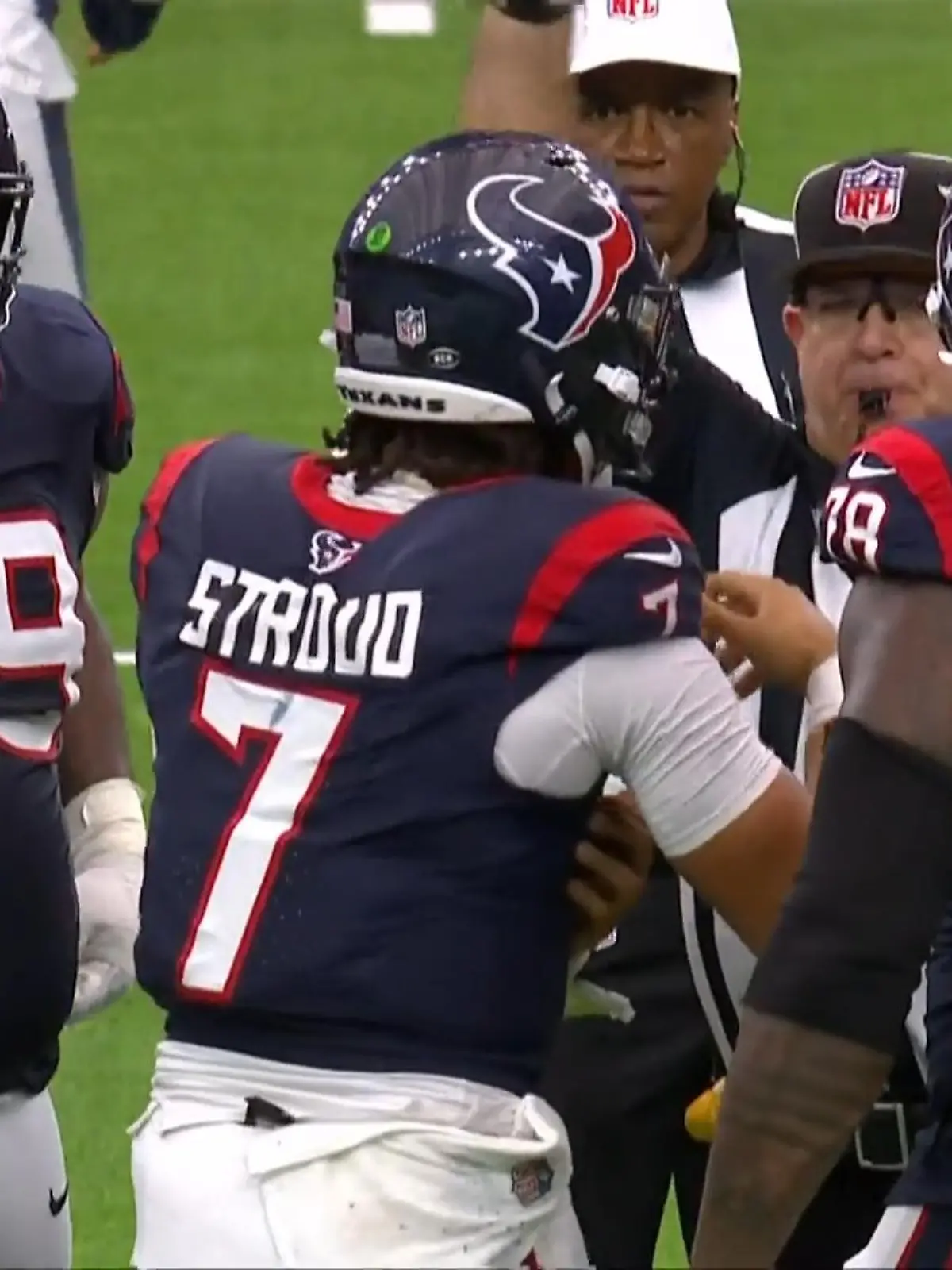 Ist das bitter! Nach einem Quarterback-Sneak der Houston Texans ist C.J. Stroud mehr als wackelig auf den Beinen. Die Schiedsrichter schicken den Rookie anschließend für mehrere Angriffe vom Feld.