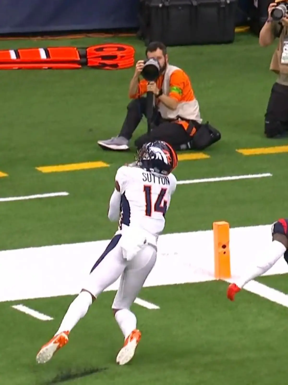 Die Denver Broncos erzielen im Spiel gegen die Houston Texans im dritten Viertel ihren ersten Touchdown - und was für einen! Russell Wilson findet Courtland Sutton und der zeigt, trotz Manndeckung, einen wahnsinnigen Catch!