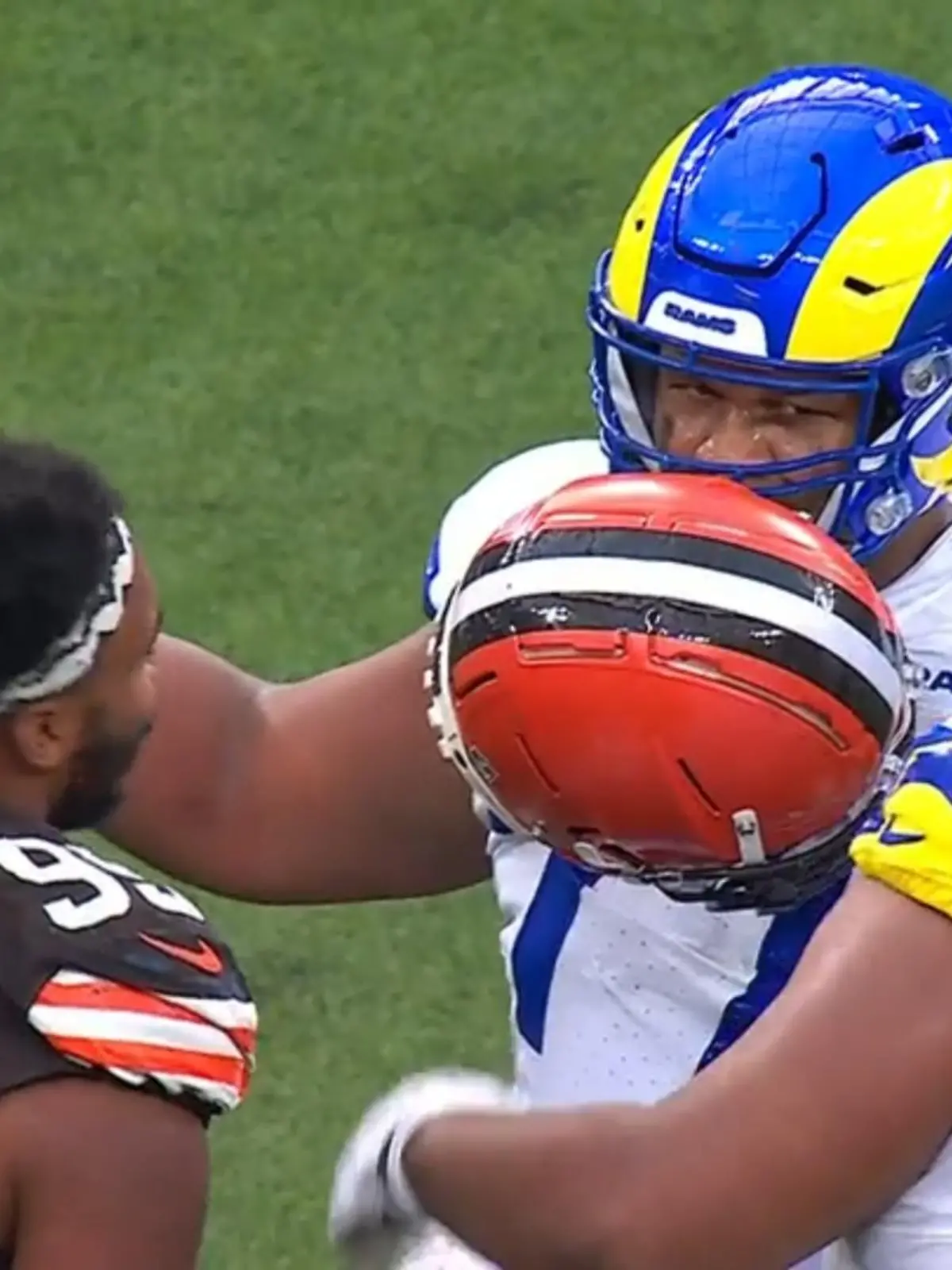 Gegen die Los Angeles Rams wurde Defensive End Myles Garrett auf eine ganz kreative Art und Weise versucht in Schach zu halten. Alaric Jackson und der Browns-Star verhakten sich mit ihrem Helmen, die Situation konnte aber schnell gelöst werden.