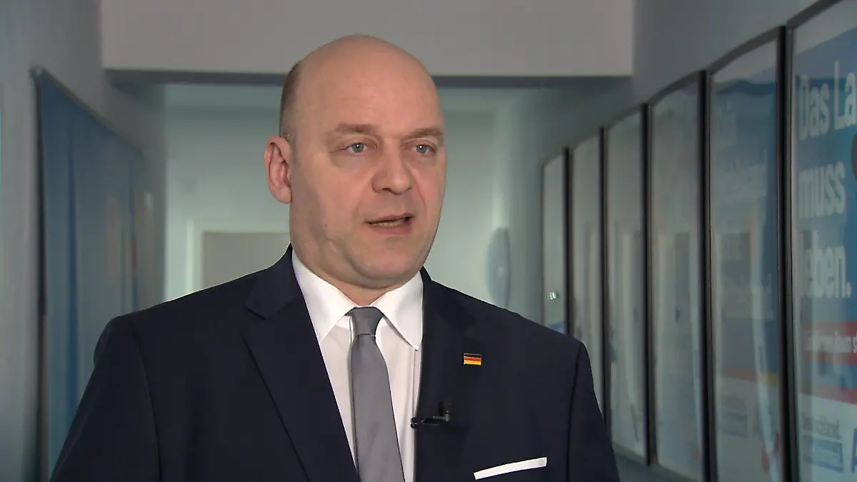 AfD-Fraktionsvorsitzender Robert Lambrou im RTL-Interview.