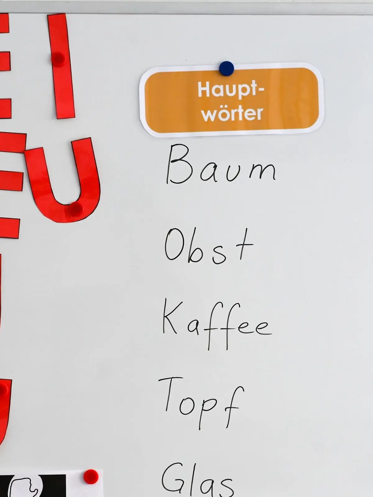 Buchstaben und Wörter bei einem Kurs für Menschen mit Lese-Schreib-Schwierigkeiten.