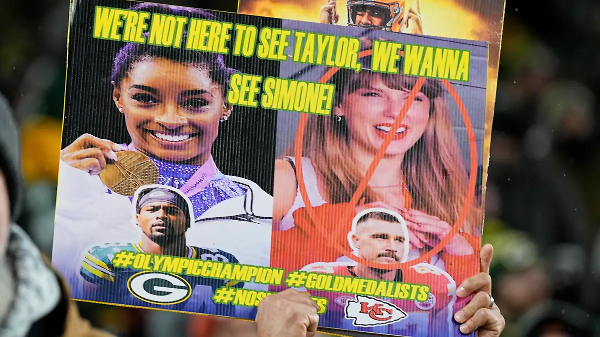 NFL, American Football Herren, USA Kansas City Chiefs at Green Bay Packers Dec 3, 2023 Green Bay, Wisconsin, USA A fan holds up a sign referencing both gymnast Simone Biles and singer Taylor Swift prior to the game between the Kansas City Chiefs and Green Bay Packers at Lambeau Field. Green Bay Lambeau Field Wisconsin USA, EDITORIAL USE ONLY PUBLICATIONxINxGERxSUIxAUTxONLY Copyright: xJeffxHanischx 20230312_jah_sh5_002