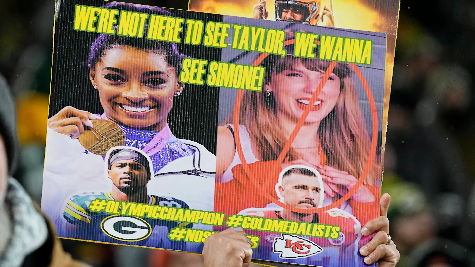NFL, American Football Herren, USA Kansas City Chiefs at Green Bay Packers Dec 3, 2023 Green Bay, Wisconsin, USA A fan holds up a sign referencing both gymnast Simone Biles and singer Taylor Swift prior to the game between the Kansas City Chiefs and Green Bay Packers at Lambeau Field. Green Bay Lambeau Field Wisconsin USA, EDITORIAL USE ONLY PUBLICATIONxINxGERxSUIxAUTxONLY Copyright: xJeffxHanischx 20230312_jah_sh5_002