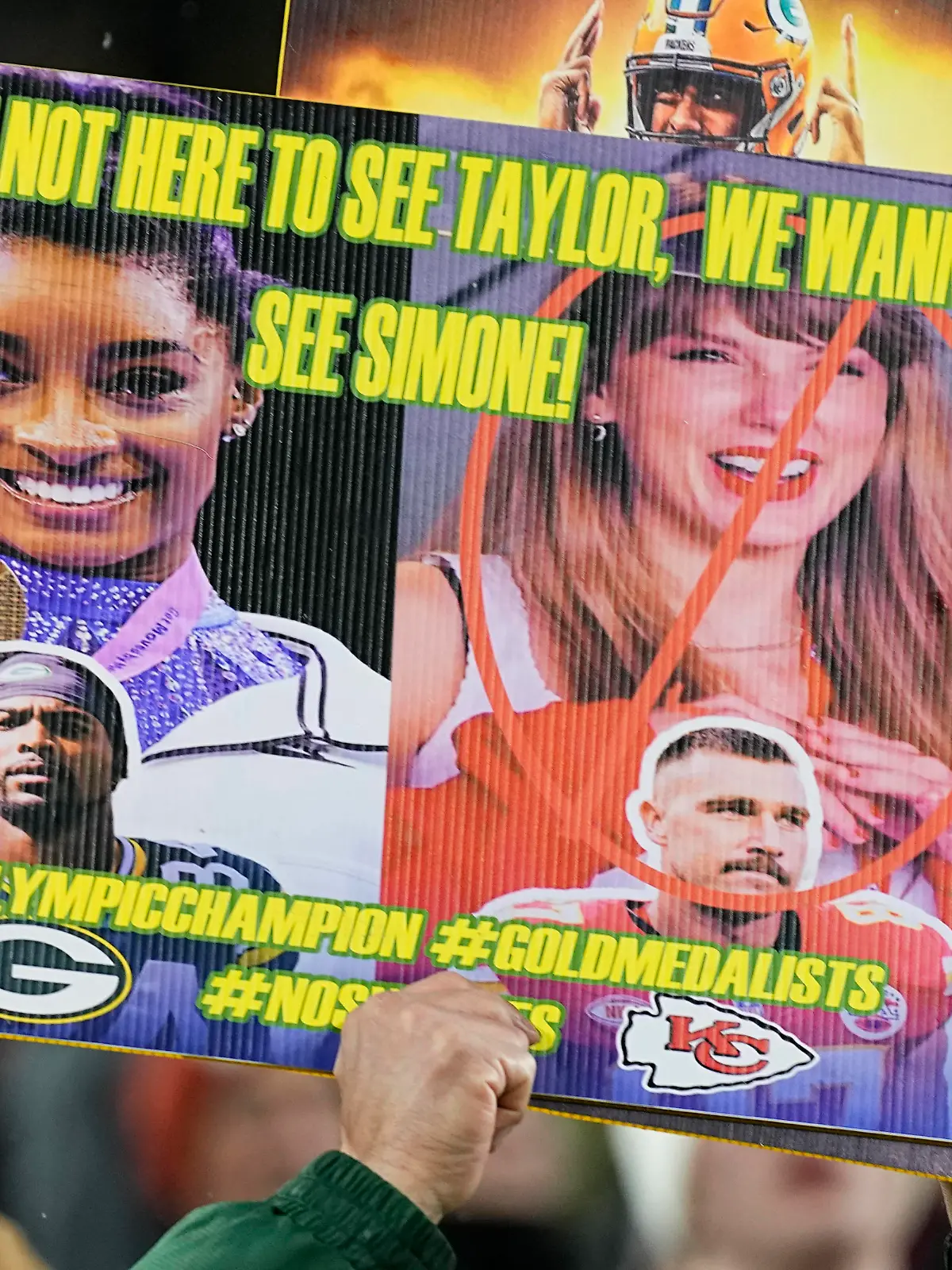 NFL, American Football Herren, USA Kansas City Chiefs at Green Bay Packers Dec 3, 2023 Green Bay, Wisconsin, USA A fan holds up a sign referencing both gymnast Simone Biles and singer Taylor Swift prior to the game between the Kansas City Chiefs and Green Bay Packers at Lambeau Field. Green Bay Lambeau Field Wisconsin USA, EDITORIAL USE ONLY PUBLICATIONxINxGERxSUIxAUTxONLY Copyright: xJeffxHanischx 20230312_jah_sh5_002