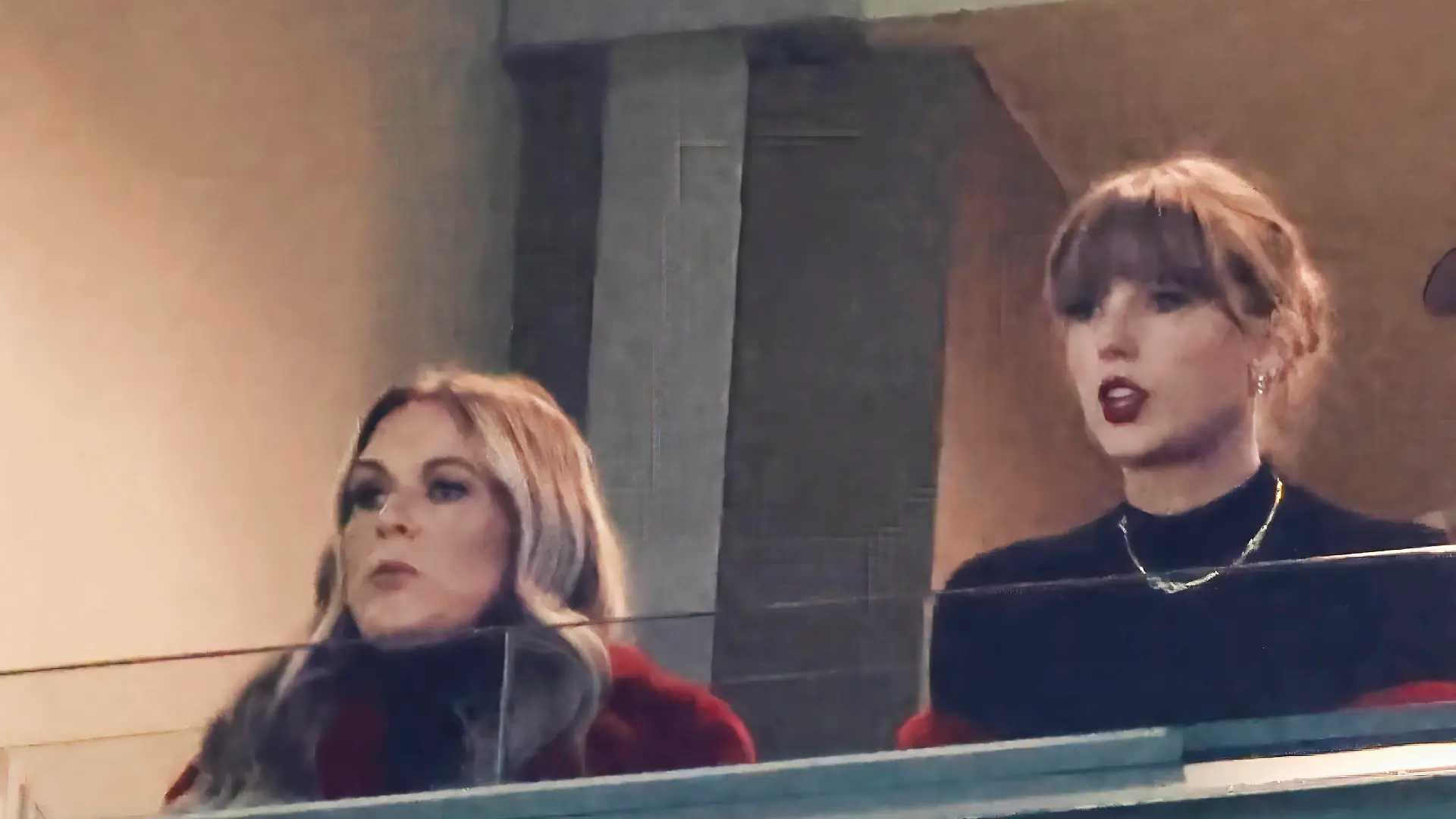 US singer Taylor Swift R sits with Brittany Mahomes, wife of Kansas City Chiefs quarterback Patrick Mahomes, during the the NFL, American Football Herren, USA game between the Kansas City Chiefs and the Green Bay Packers at Lambeau Field in Green Bay, Wisconsin on Sunday, December 3, 2023. The Packers defeated the Chiefs 27-19. PUBLICATIONxINxGERxSUIxAUTxHUNxONLY GBW20231203826 TANNENxMAURY