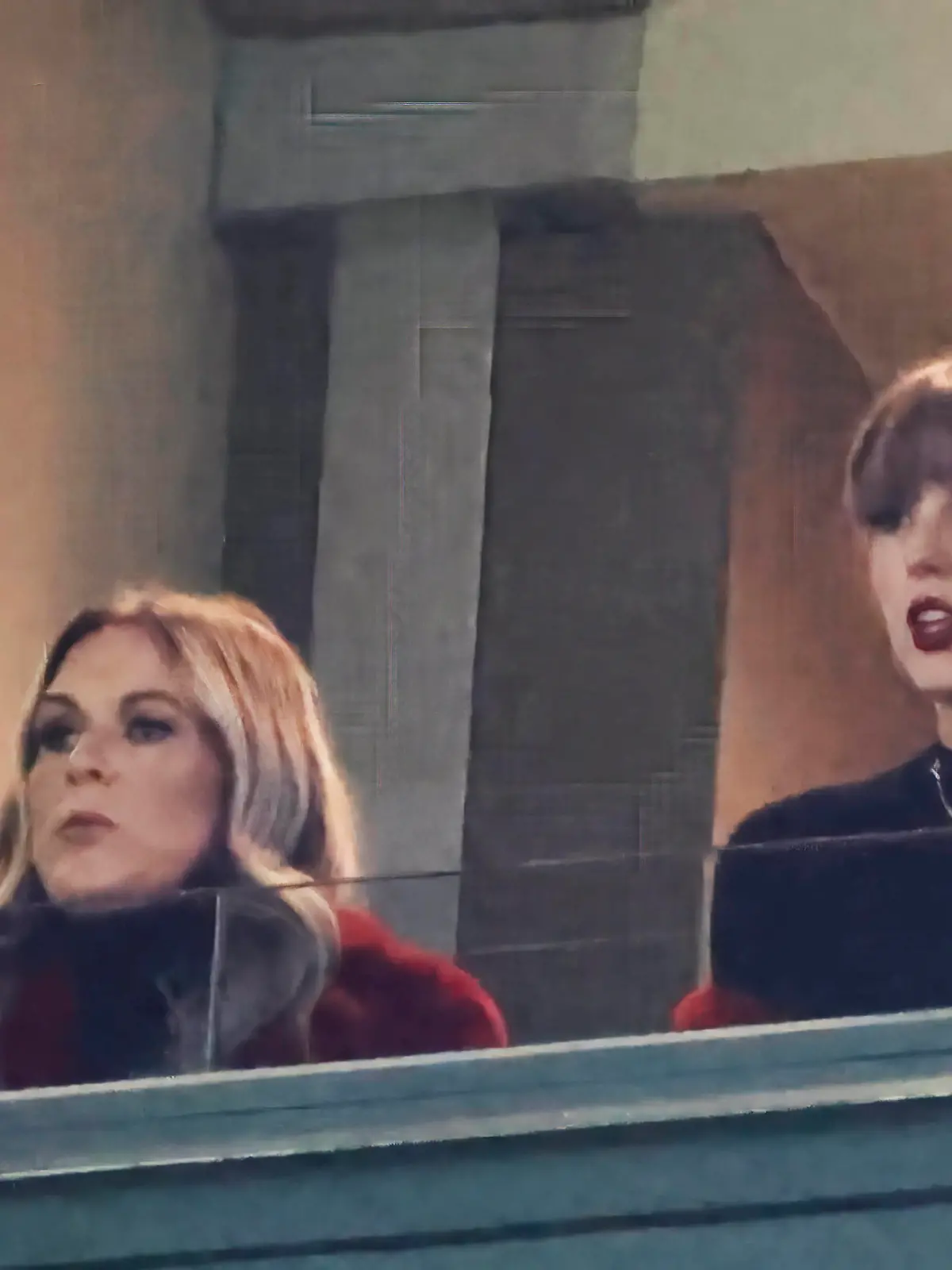 US singer Taylor Swift R sits with Brittany Mahomes, wife of Kansas City Chiefs quarterback Patrick Mahomes, during the the NFL, American Football Herren, USA game between the Kansas City Chiefs and the Green Bay Packers at Lambeau Field in Green Bay, Wisconsin on Sunday, December 3, 2023. The Packers defeated the Chiefs 27-19. PUBLICATIONxINxGERxSUIxAUTxHUNxONLY GBW20231203826 TANNENxMAURY