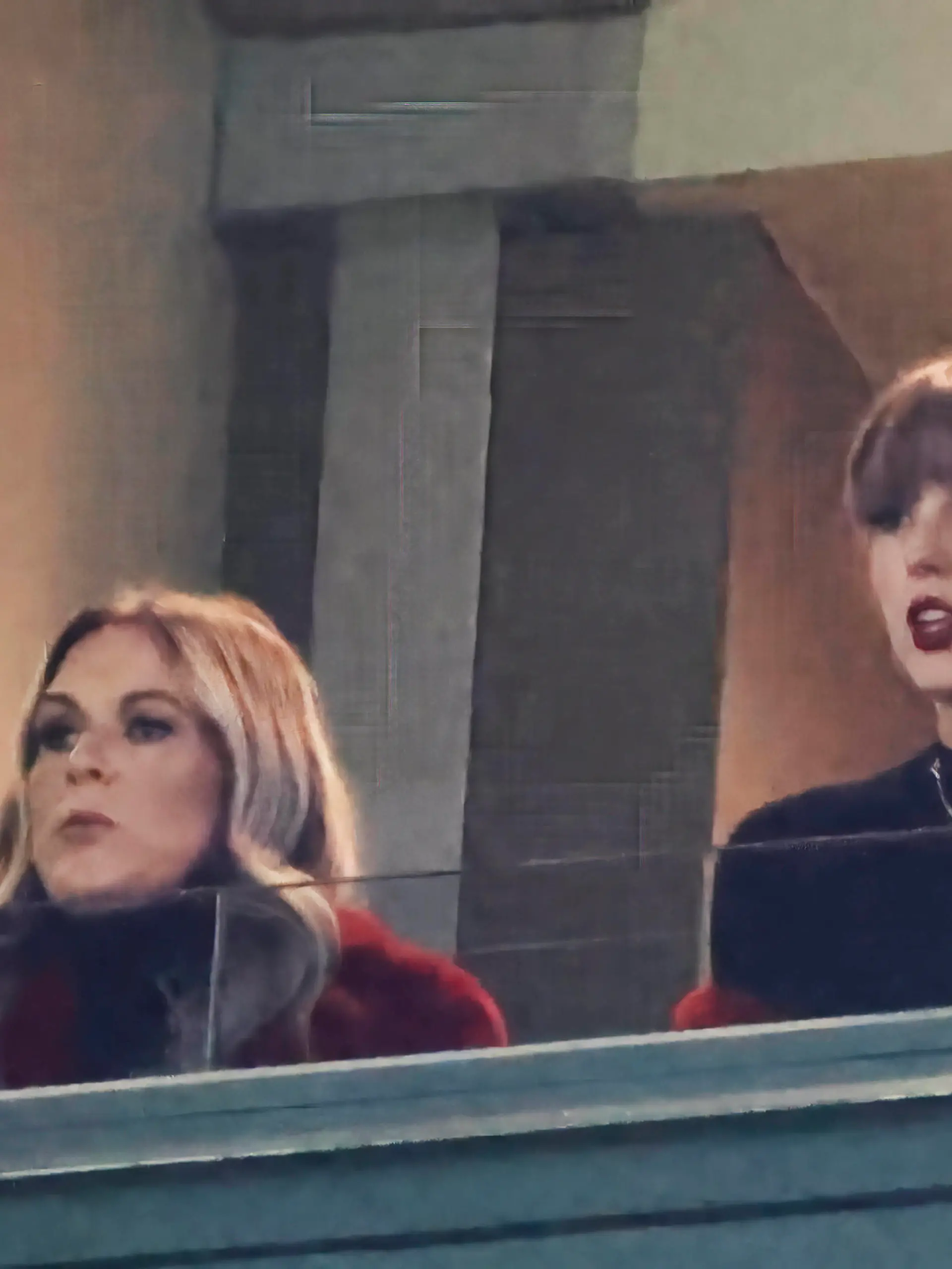 US singer Taylor Swift R sits with Brittany Mahomes, wife of Kansas City Chiefs quarterback Patrick Mahomes, during the the NFL, American Football Herren, USA game between the Kansas City Chiefs and the Green Bay Packers at Lambeau Field in Green Bay, Wisconsin on Sunday, December 3, 2023. The Packers defeated the Chiefs 27-19. PUBLICATIONxINxGERxSUIxAUTxHUNxONLY GBW20231203826 TANNENxMAURY