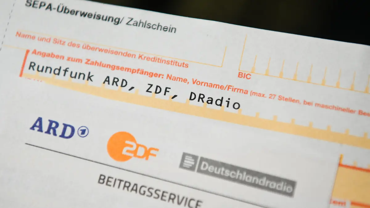 ARCHIV - 19.02.2020, Bayern, Rattelsdorf: Auf einem Tisch liegt ein Anschreiben und Überweisungsträger für die Rundfunkgebühren. (zu dpa: «Beitragsservice überprüft zum dritten Mal Meldedaten») Foto: Nicolas Armer/dpa +++ dpa-Bildfunk +++
