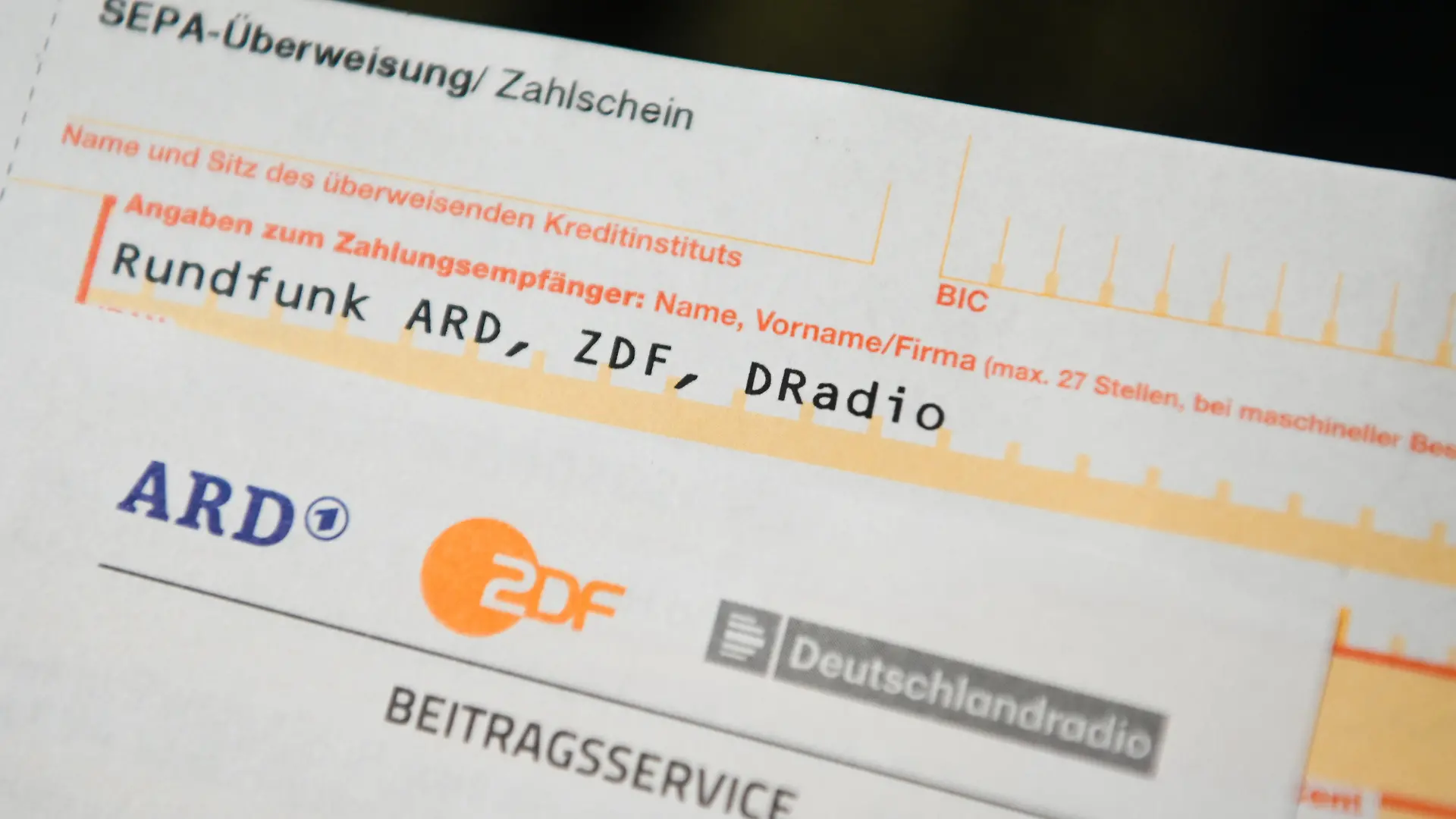 ARCHIV - 19.02.2020, Bayern, Rattelsdorf: Auf einem Tisch liegt ein Anschreiben und Überweisungsträger für die Rundfunkgebühren. (zu dpa: «Beitragsservice überprüft zum dritten Mal Meldedaten») Foto: Nicolas Armer/dpa +++ dpa-Bildfunk +++