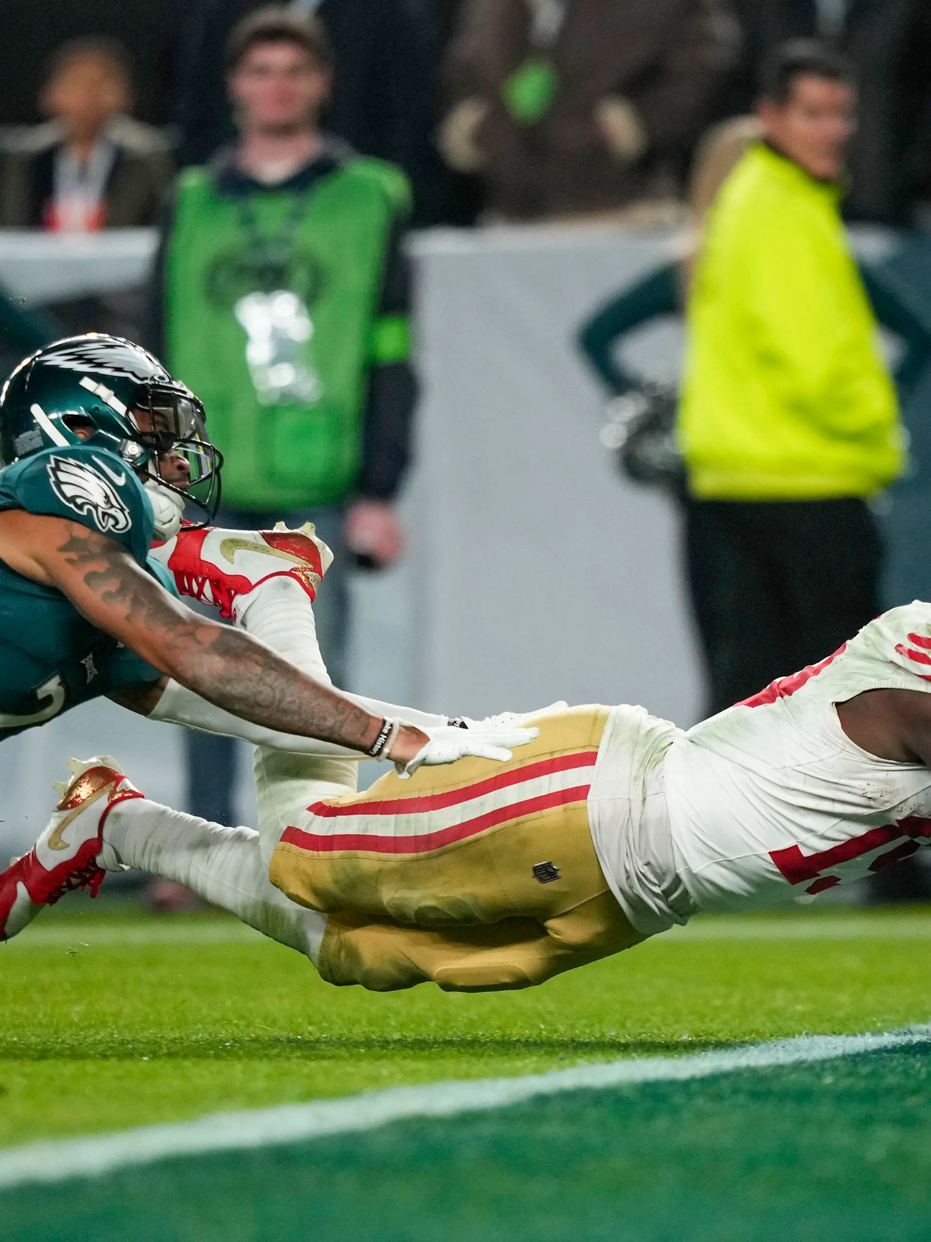 03.12.2023, USA, Philadelphia: American Football: Profiliga NFL, Hauptrunde, Philadelphia Eagles - San Francisco 49ers. San Francisco 49ers Wide Receiver Deebo Samuel (r) taucht für einen Touchdown, während Philadelphia Eagles Cornerback Darius Slay versucht, ihn zu stoppen. Foto: Matt Slocum/AP +++ dpa-Bildfunk +++