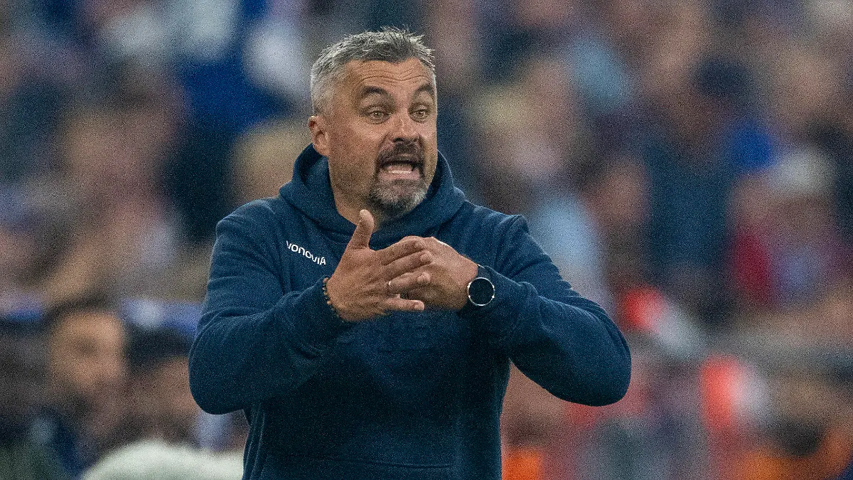 ARCHIV - 10.09.2022, Nordrhein-Westfalen, Gelsenkirchen: Fußball: Bundesliga, FC Schalke 04 - VfL Bochum, 6. Spieltag, Veltins Arena: Bochums Trainer Thomas Reis gibt Anweisungen. (zu dpa: «Schlusslicht sucht Trainer: Viel spricht für Reis als Schalke-Coach») Foto: David Inderlied/Deutsche Presse-Agentur GmbH/dpa +++ dpa-Bildfunk +++