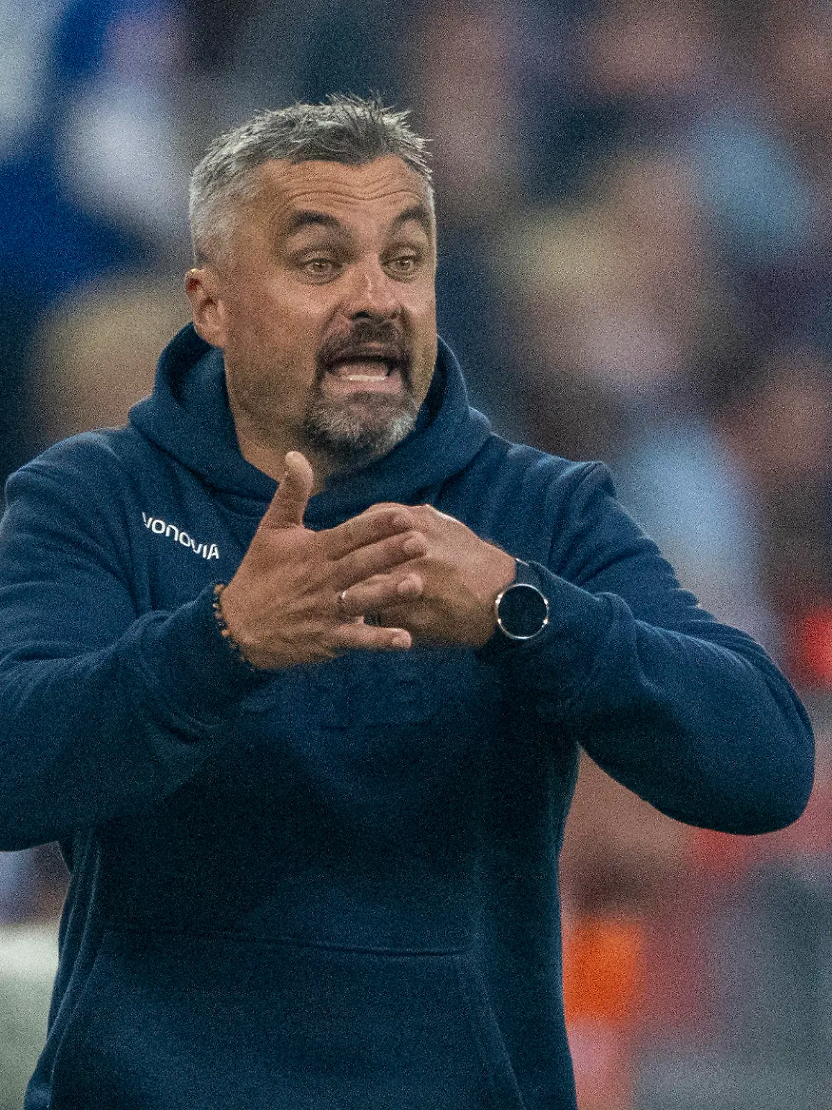 ARCHIV - 10.09.2022, Nordrhein-Westfalen, Gelsenkirchen: Fußball: Bundesliga, FC Schalke 04 - VfL Bochum, 6. Spieltag, Veltins Arena: Bochums Trainer Thomas Reis gibt Anweisungen. (zu dpa: «Schlusslicht sucht Trainer: Viel spricht für Reis als Schalke-Coach») Foto: David Inderlied/Deutsche Presse-Agentur GmbH/dpa +++ dpa-Bildfunk +++
