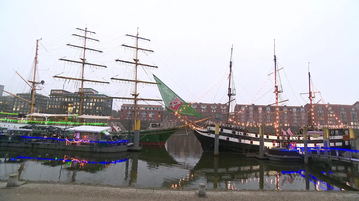 In der Vorweihnachtszeit findet an der Weserpromenade der bei Touristen und Bremern beliebte Schlachte-Zauber statt. (Archiv)
