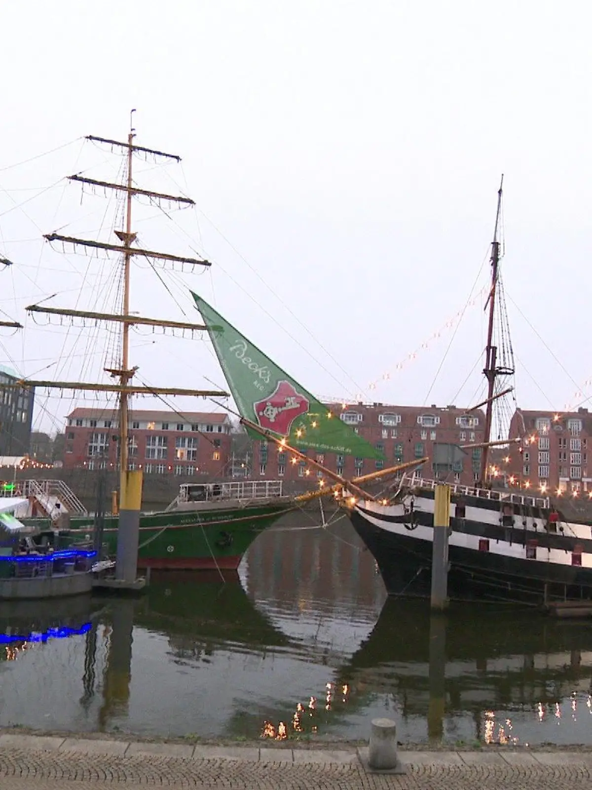 In der Vorweihnachtszeit findet an der Weserpromenade der bei Touristen und Bremern beliebte Schlachte-Zauber statt. (Archiv)