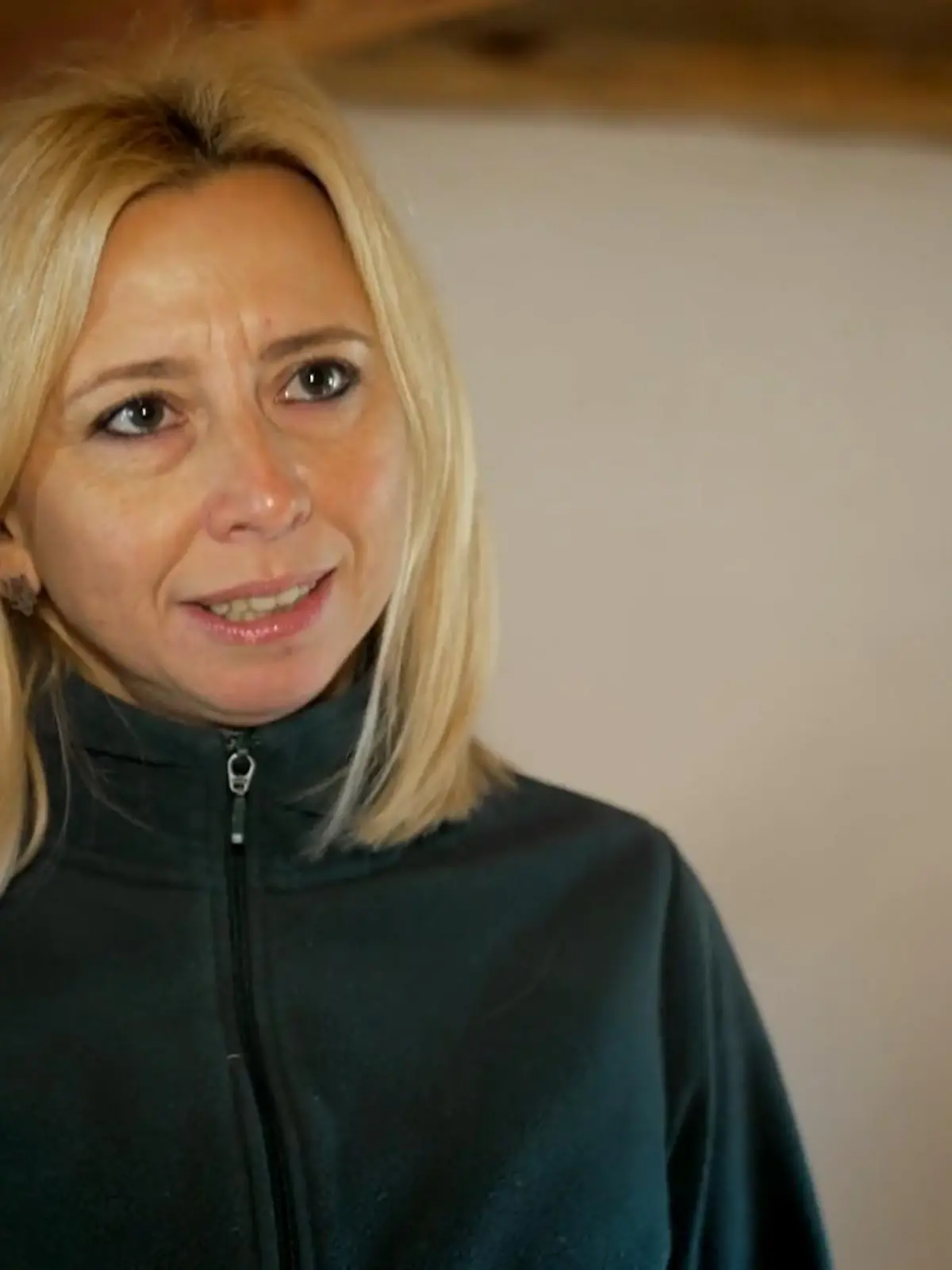 Alisa Mann kämpft freiwillig an der Front in der Ukraine. Sie selbst will den Flüchtlingen, die aus dem Osten des Landes kommen, helfen. Jeden Tag kämpft sie für die Zukunft ihres Landes, hilft Menschen, die nichts mehr haben. Dabei plagen sie selbst Sorgen. Alisa: „Unsere Männer sind an der Front – und nicht alle kommen zurück." Zu Besuch bei einer starken Frau.