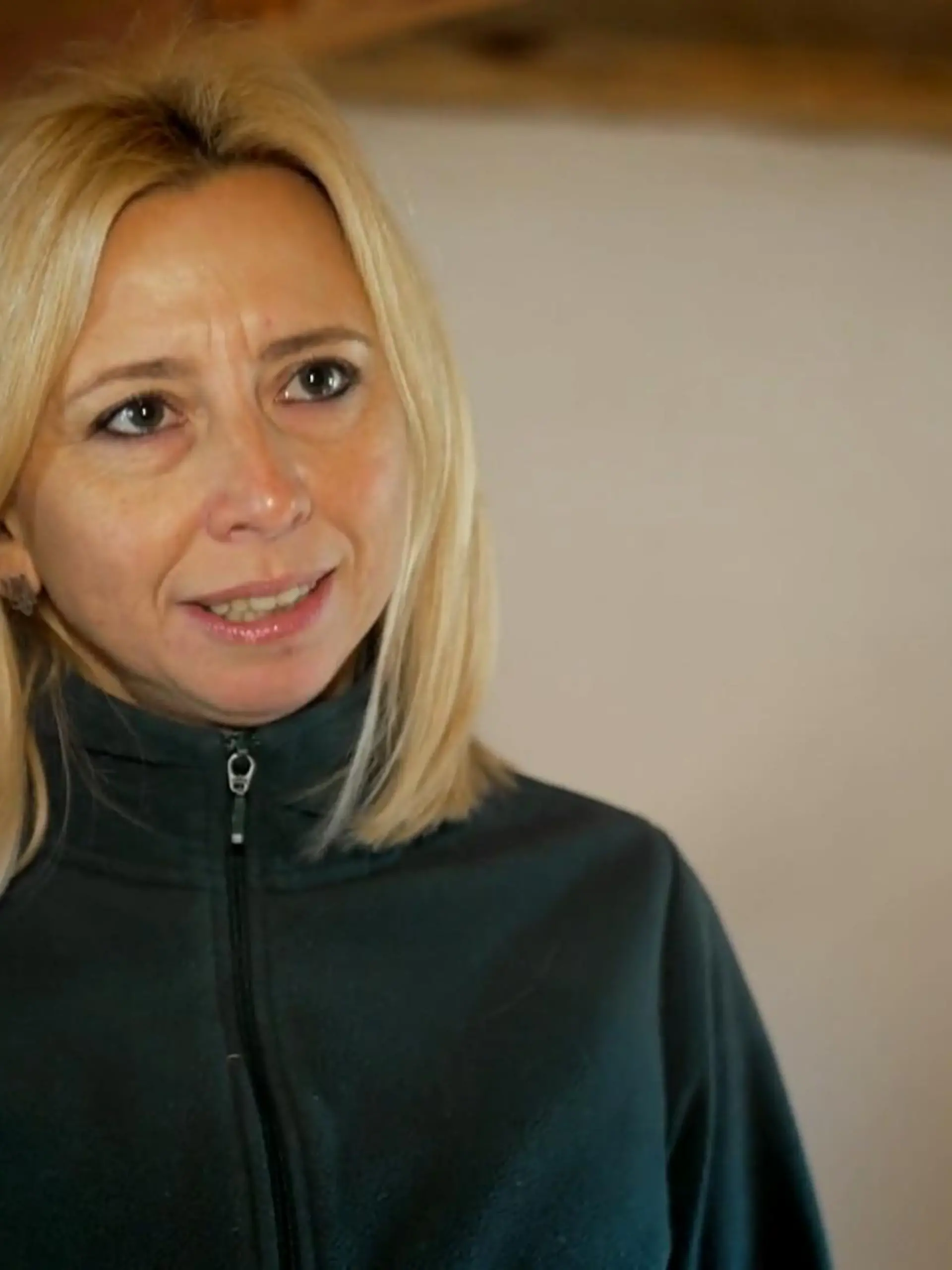 Alisa Mann kämpft freiwillig an der Front in der Ukraine. Sie selbst will den Flüchtlingen, die aus dem Osten des Landes kommen, helfen. Jeden Tag kämpft sie für die Zukunft ihres Landes, hilft Menschen, die nichts mehr haben. Dabei plagen sie selbst Sorgen. Alisa: „Unsere Männer sind an der Front – und nicht alle kommen zurück." Zu Besuch bei einer starken Frau.