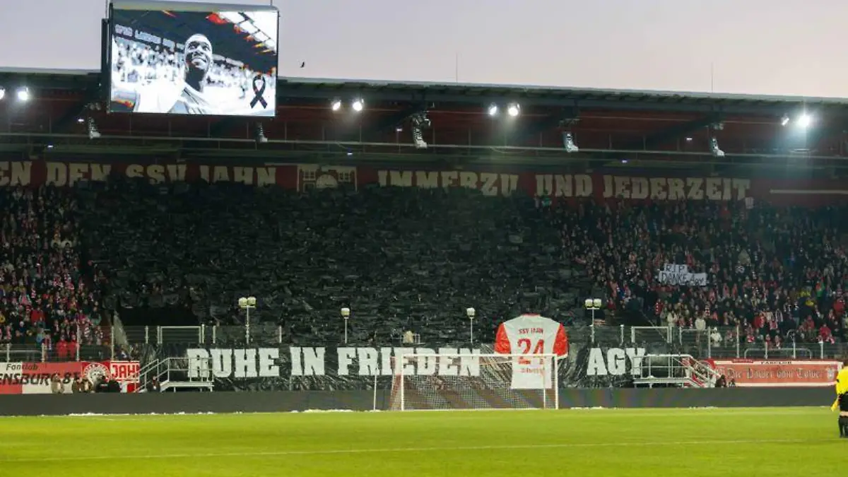 Fans von Jahn Regensburg mit einer Choreo zu Ehren von Agyemang Diawusie.