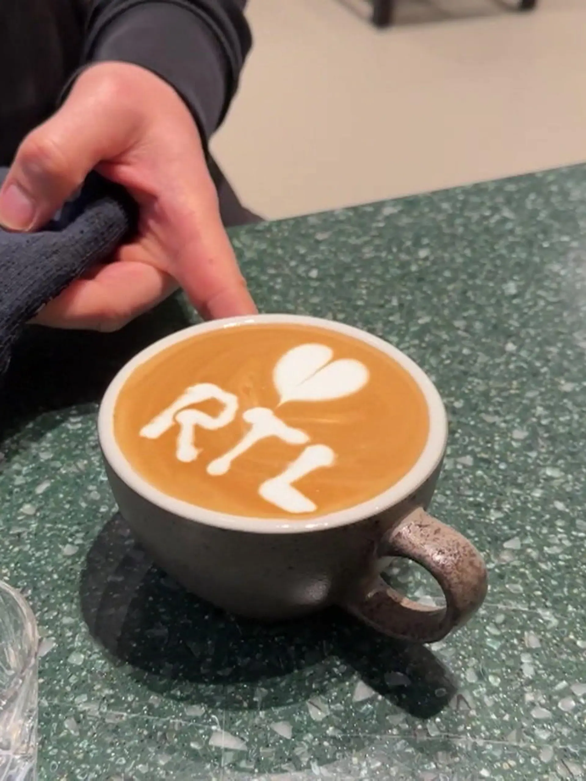 Barista Daniel Gerlach aus Bamberg in Bayern gehört zu den besten Latte-Art-Künstlern der Welt. Er ist Vize-Deutscher-Meister und ist nun bei der World Latte Art Championship in Taiwan angetreten. Welche unglaublichen Aufgaben die Baristas dort absolvieren müssen – und welche Tipps Daniel auch für unsere Latte Art im Kaffee-Alltag hat, zeigen wir im Video.