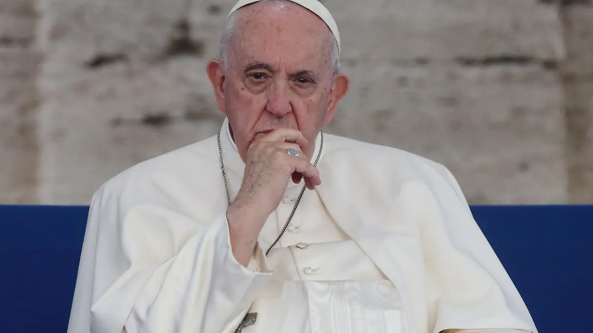 25.10.2022, Italien, Rom: Papst Franziskus nimmt an einem gemeinsamen Gebet mit Christen im Kolosseum in Rom teil, das den Abschluss der internationalen Friedenskonferenz »Cry for Peace« (Il Grido della Pace - Schrei nach Frieden) bildet, die von der Gemeinschaft Sant'Egidio organisiert worden ist. Foto: Evandro Inetti/ZUMA Press Wire/dpa +++ dpa-Bildfunk +++