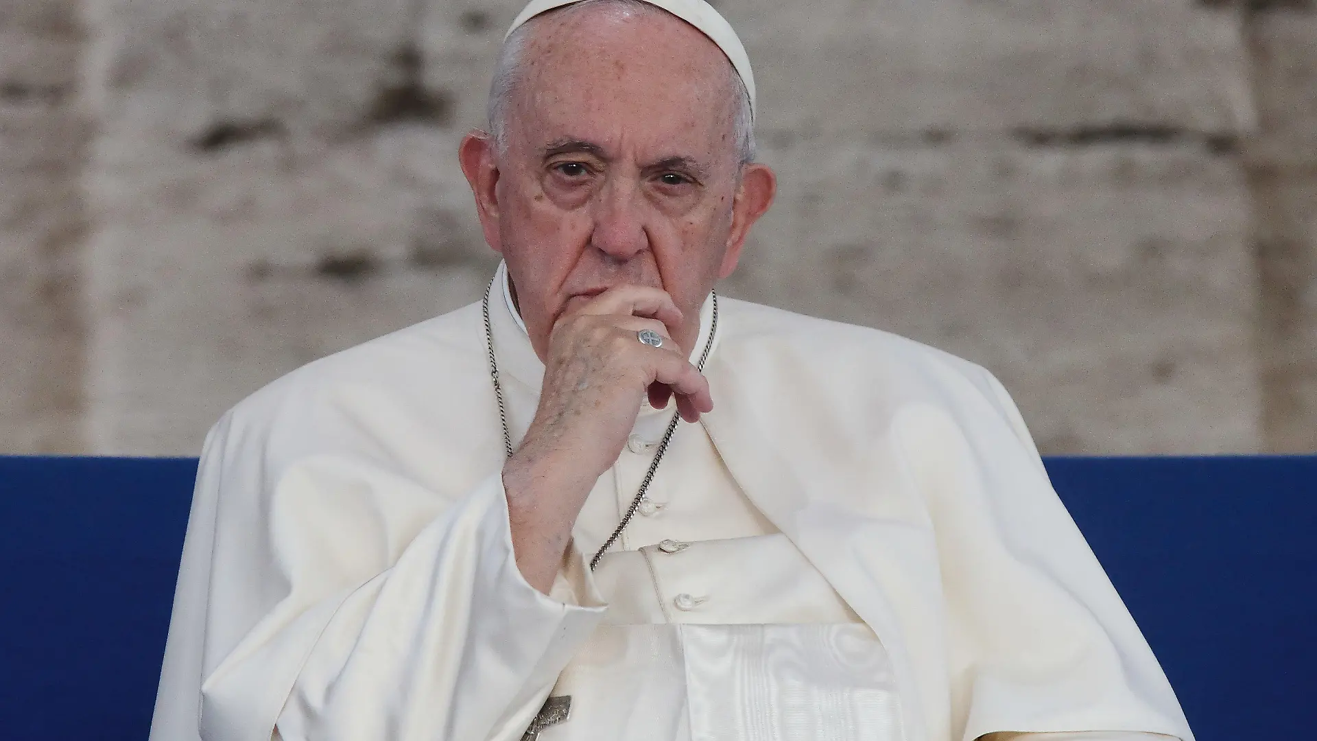 25.10.2022, Italien, Rom: Papst Franziskus nimmt an einem gemeinsamen Gebet mit Christen im Kolosseum in Rom teil, das den Abschluss der internationalen Friedenskonferenz »Cry for Peace« (Il Grido della Pace - Schrei nach Frieden) bildet, die von der Gemeinschaft Sant'Egidio organisiert worden ist. Foto: Evandro Inetti/ZUMA Press Wire/dpa +++ dpa-Bildfunk +++