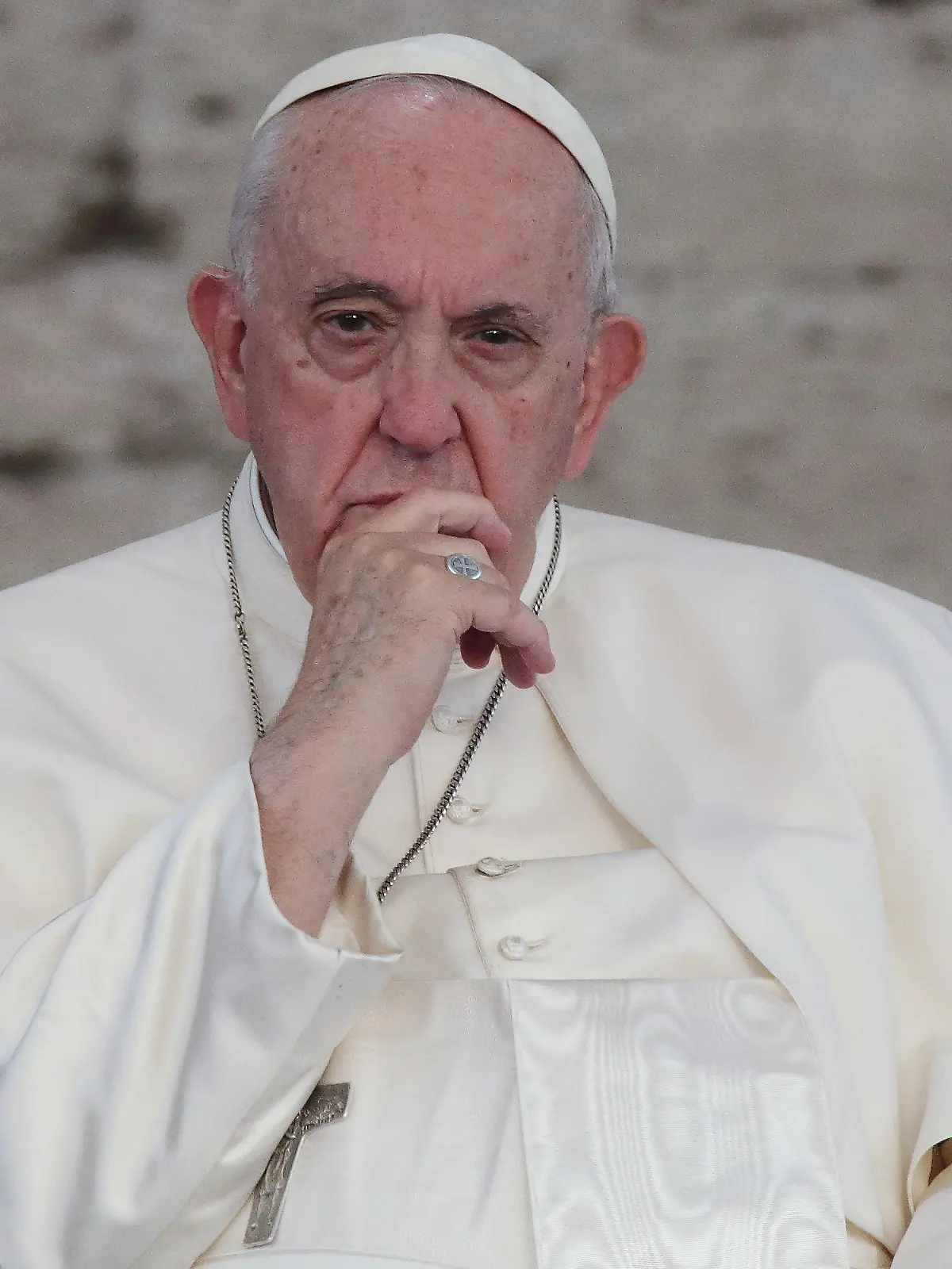 25.10.2022, Italien, Rom: Papst Franziskus nimmt an einem gemeinsamen Gebet mit Christen im Kolosseum in Rom teil, das den Abschluss der internationalen Friedenskonferenz »Cry for Peace« (Il Grido della Pace - Schrei nach Frieden) bildet, die von der Gemeinschaft Sant'Egidio organisiert worden ist. Foto: Evandro Inetti/ZUMA Press Wire/dpa +++ dpa-Bildfunk +++