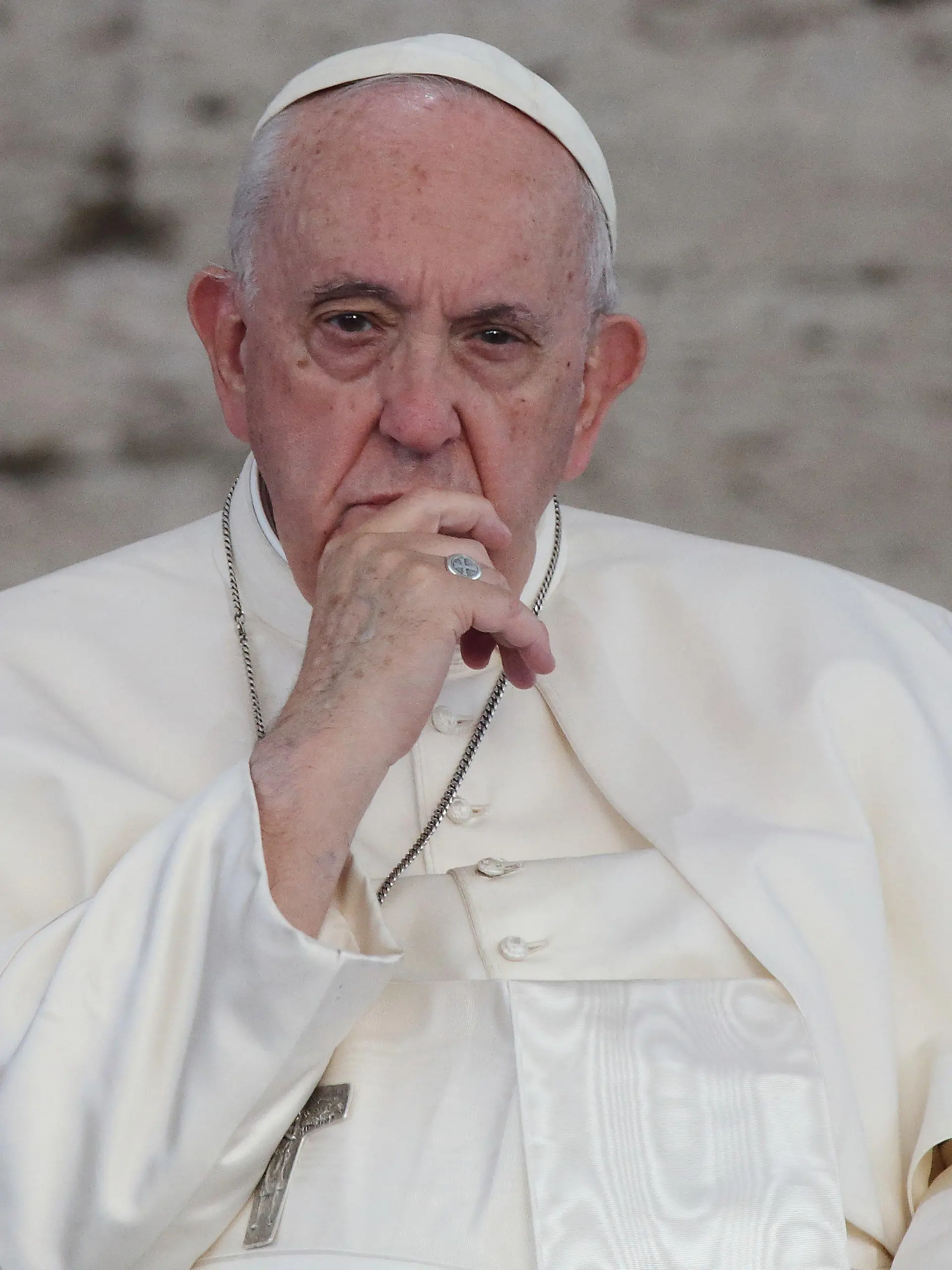 25.10.2022, Italien, Rom: Papst Franziskus nimmt an einem gemeinsamen Gebet mit Christen im Kolosseum in Rom teil, das den Abschluss der internationalen Friedenskonferenz »Cry for Peace« (Il Grido della Pace - Schrei nach Frieden) bildet, die von der Gemeinschaft Sant'Egidio organisiert worden ist. Foto: Evandro Inetti/ZUMA Press Wire/dpa +++ dpa-Bildfunk +++