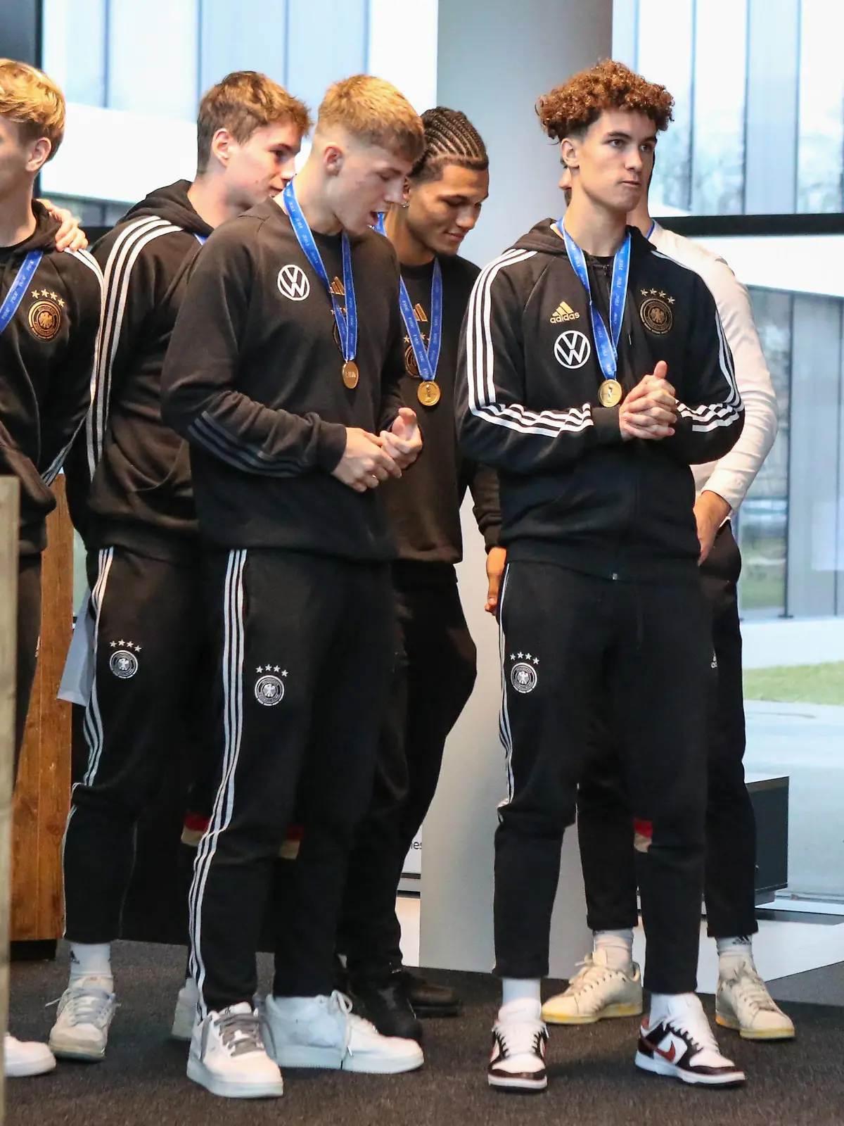 04.12.2023, xusrbx, Fussball U17, U 17 , Deutschland U17 - Empfang der Weltmeister 2023 emspor, die Spieler der Deutschen U17 Nationalmannschaft, DFL/DFB REGULATIONS PROHIBIT ANY USE OF PHOTOGRAPHS as IMAGE SEQUENCES and/or QUASI-VIDEO Frankfurt am Main *** 04 12 2023, xusrbx, Football U17 , Germany U17 Reception of the World Champions 2023 emspor, the players of the German U17 National Team, DFL DFB REGULATIONS PROHIBIT ANY USE OF PHOTOGRAPHS as IMAGE SEQUENCES and or QUASI VIDEO Frankfurt am Main