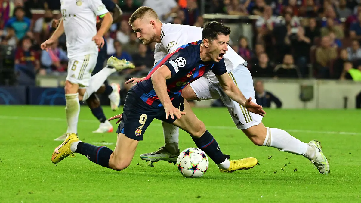 Robert Lewandowski 9 FC Barcelona, Barca im Zweikampf, Aktion, mit Matthijs de Ligt 4 FC Bayern Muenchen, FC Barcelona vs. FC Bayern Muenchen, Champions League, Gruppenphase, Spieltag 5, 26.10.2022 *** Robert Lewandowski 9 FC Barcelona one-on-one, action, with Matthijs de Ligt 4 FC Bayern Muenchen , FC Barcelona vs FC Bayern Muenchen, Champions League, Group Stage, Matchday 5, 26 10 2022 Copyright: xkolbert-press/MarcxNiemeyerx
