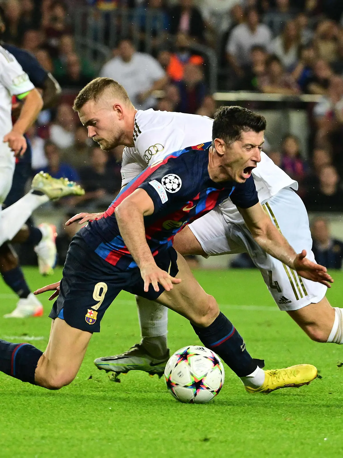 Robert Lewandowski 9 FC Barcelona, Barca im Zweikampf, Aktion, mit Matthijs de Ligt 4 FC Bayern Muenchen, FC Barcelona vs. FC Bayern Muenchen, Champions League, Gruppenphase, Spieltag 5, 26.10.2022 *** Robert Lewandowski 9 FC Barcelona one-on-one, action, with Matthijs de Ligt 4 FC Bayern Muenchen , FC Barcelona vs FC Bayern Muenchen, Champions League, Group Stage, Matchday 5, 26 10 2022 Copyright: xkolbert-press/MarcxNiemeyerx 