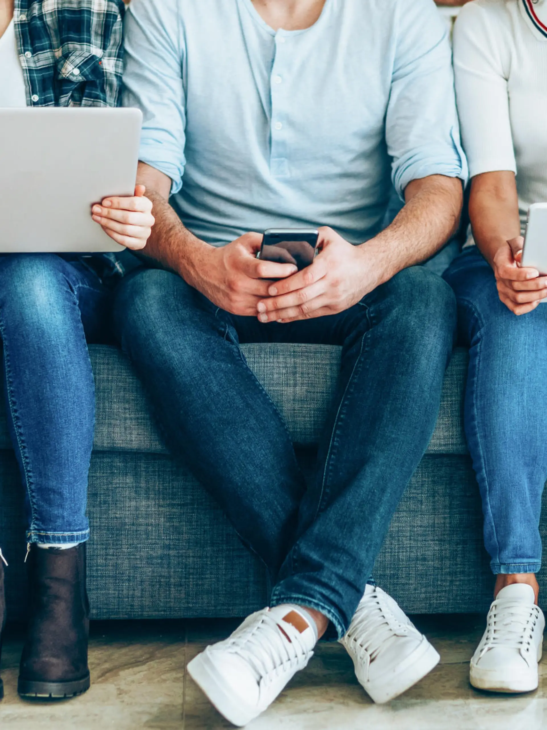 Jugendliche sitzen an Tablets und Smartphones