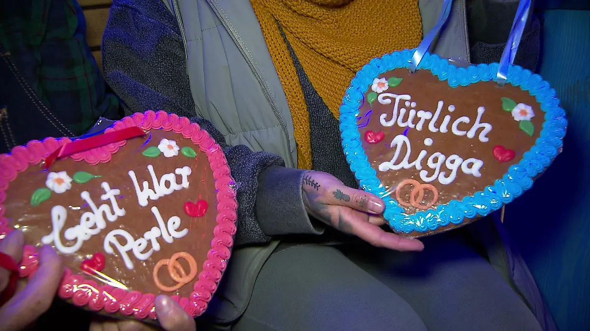 Die Lebkuchenherzen hat das Paar extra beschriften lassen. Auch der Pastorin schenken sie ein Herz für die einmalige Zeremonie.