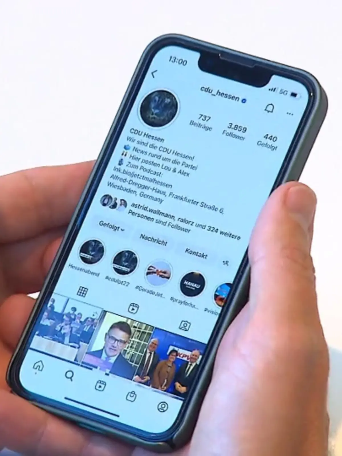 Instagram, Facebook, Twitter & Co. gehören zu den wichtigsten Kommunikationskanälen in unserer heutigen Zeit. Insbesondere in der Politik ist der Einsatz von Social Media ein fester Bestandteil der politischen Kommunikation geworden. Obwohl die sozialen Netzwerke eine optimale Plattform für den Austausch bieten, tun sich einige hessische Parteien bei ihrem Online-Auftritt schwer. Die gewollte Aufmerksamkeit potenzieller Wähler wird an einigen Stellen nicht erreicht. Welchen Einfluss die sozialen Medien für die Politik hat, zeigen wir im Video.