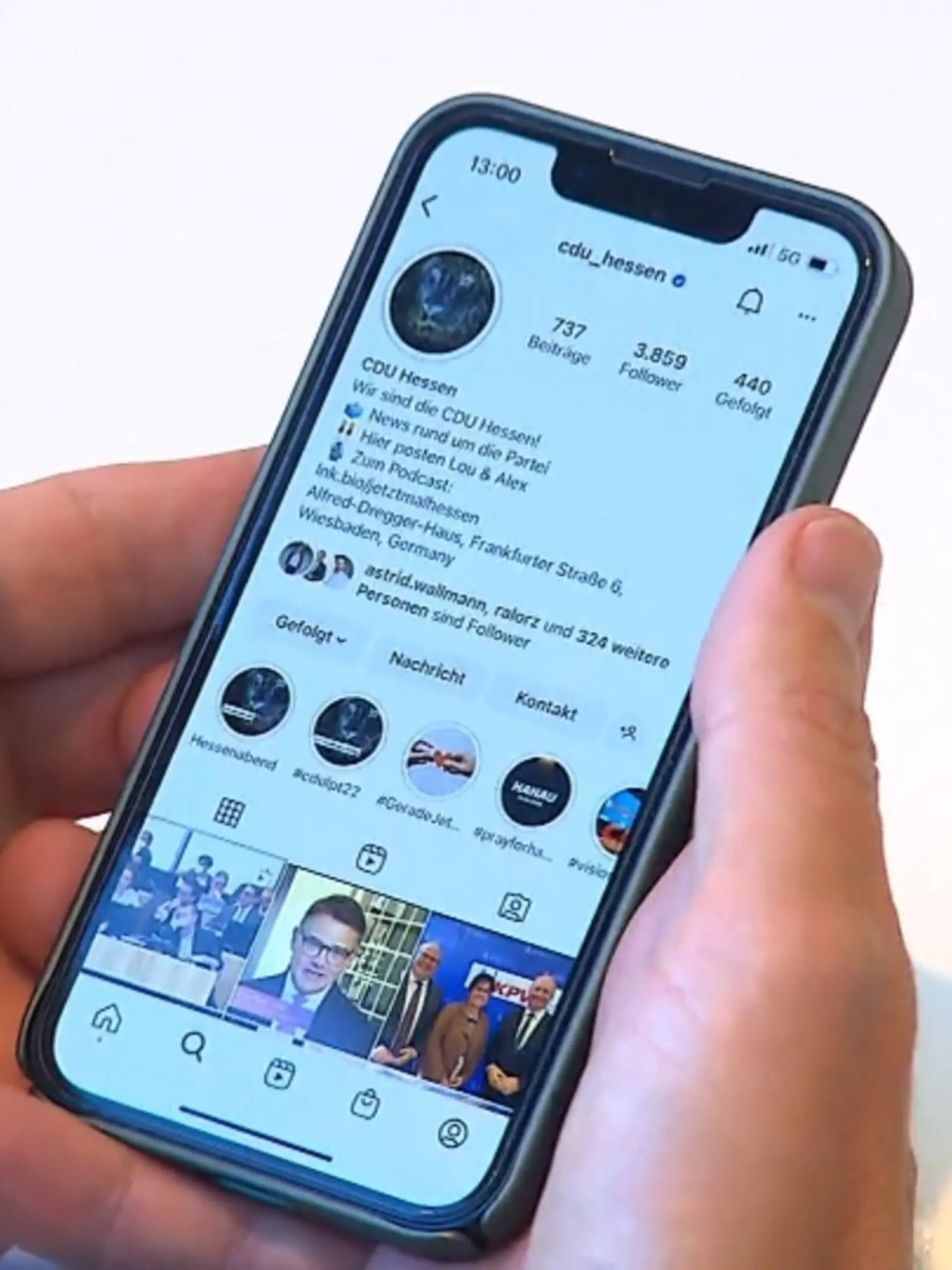 Instagram, Facebook, Twitter & Co. gehören zu den wichtigsten Kommunikationskanälen in unserer heutigen Zeit. Insbesondere in der Politik ist der Einsatz von Social Media ein fester Bestandteil der politischen Kommunikation geworden. Obwohl die sozialen Netzwerke eine optimale Plattform für den Austausch bieten, tun sich einige hessische Parteien bei ihrem Online-Auftritt schwer. Die gewollte Aufmerksamkeit potenzieller Wähler wird an einigen Stellen nicht erreicht. Welchen Einfluss die sozialen Medien für die Politik hat, zeigen wir im Video.