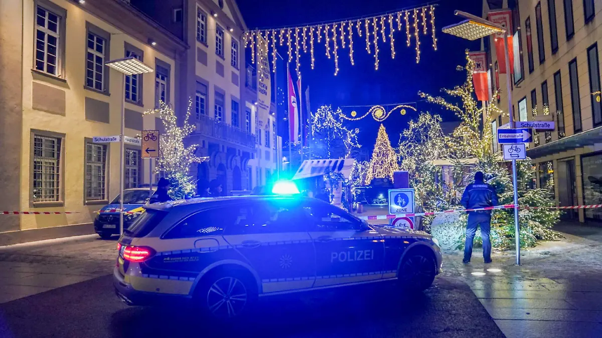 02.12.2023, Baden-Württemberg, Göppingen: Polizeibeamte sichern den Weihnachtsmarkt ab. Nach einem Hinweis auf eine Bedrohungslage hat die Polizei am Samstag einen Weihnachtsmarkt in Göppingen geräumt. Nachedem man den Hinweis erhalten hatte, wurde daraufhin entschieden, den Weihnachtsmarkt zügig zu schließen, sagte ein Sprecher der Polizei Ulm am Abend. Foto: Kohls/SDMG/dpa +++ dpa-Bildfunk +++