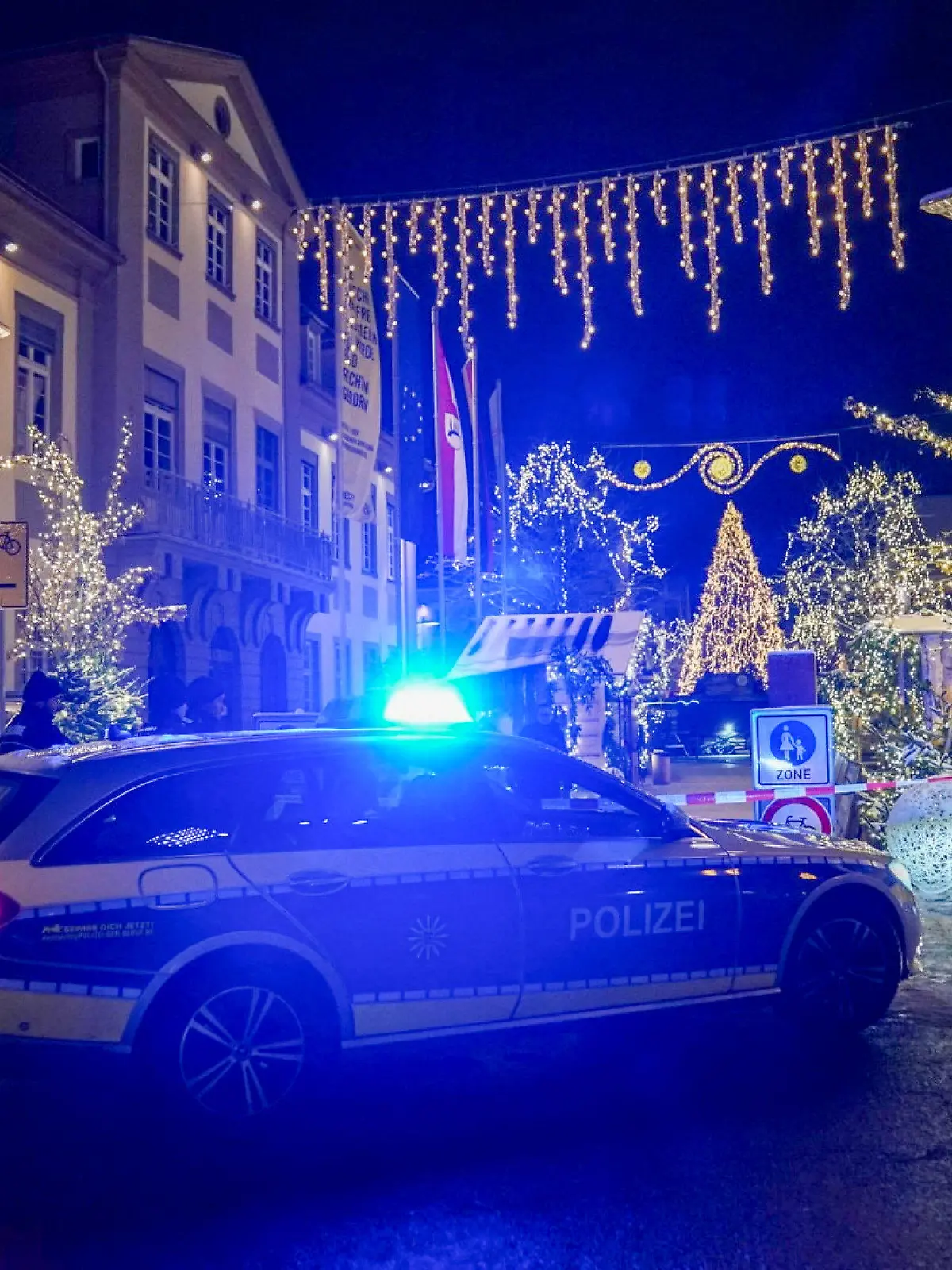 02.12.2023, Baden-Württemberg, Göppingen: Polizeibeamte sichern den Weihnachtsmarkt ab. Nach einem Hinweis auf eine Bedrohungslage hat die Polizei am Samstag einen Weihnachtsmarkt in Göppingen geräumt. Nachedem man den Hinweis erhalten hatte, wurde daraufhin entschieden, den Weihnachtsmarkt zügig zu schließen, sagte ein Sprecher der Polizei Ulm am Abend. Foto: Kohls/SDMG/dpa +++ dpa-Bildfunk +++