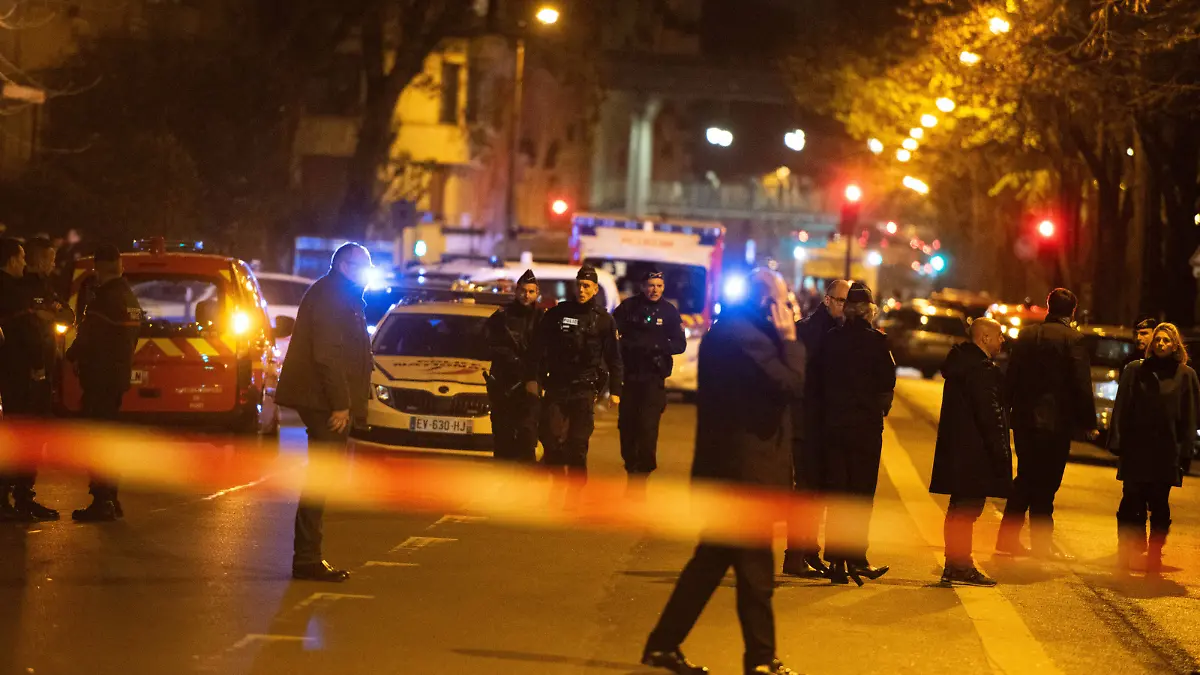 One Dead, Two Injured After Man Attacks Tourists Near Eiffel Tower - Paris Terrorist knife attack near the Bir Hakeim bridge and Quai de Grenelle, where one person of German origin is dead and two injured. Armand R., who is believed to have carried out the attack, was known to French intelligence services. The suspect reportedly shouted Allah akbar before being arrested. Paris, France on December 3, 2023. Photo by Florian Poitout/ABACAPRESS.COM Paris France PUBLICATIONxNOTxINxFRAxESPxUKxUSAxBELxPOL Copyright: xPoitoutxFlorian/ABACAx