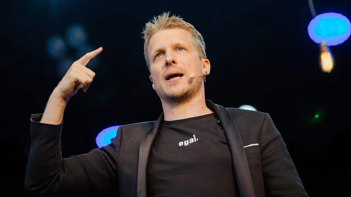 ARCHIV - 07.05.2020, Niedersachsen, Hannover: Der Comedian Oliver Pocher steht auf der Bühne im Autokino am Schützenplatz. Der Fernsehsender RTL kündigt eine Wasserspiele-Show mit prominenten Gästen und Oliver Pocher als Bademeister an. Foto: Ole Spata/dpa +++ dpa-Bildfunk +++