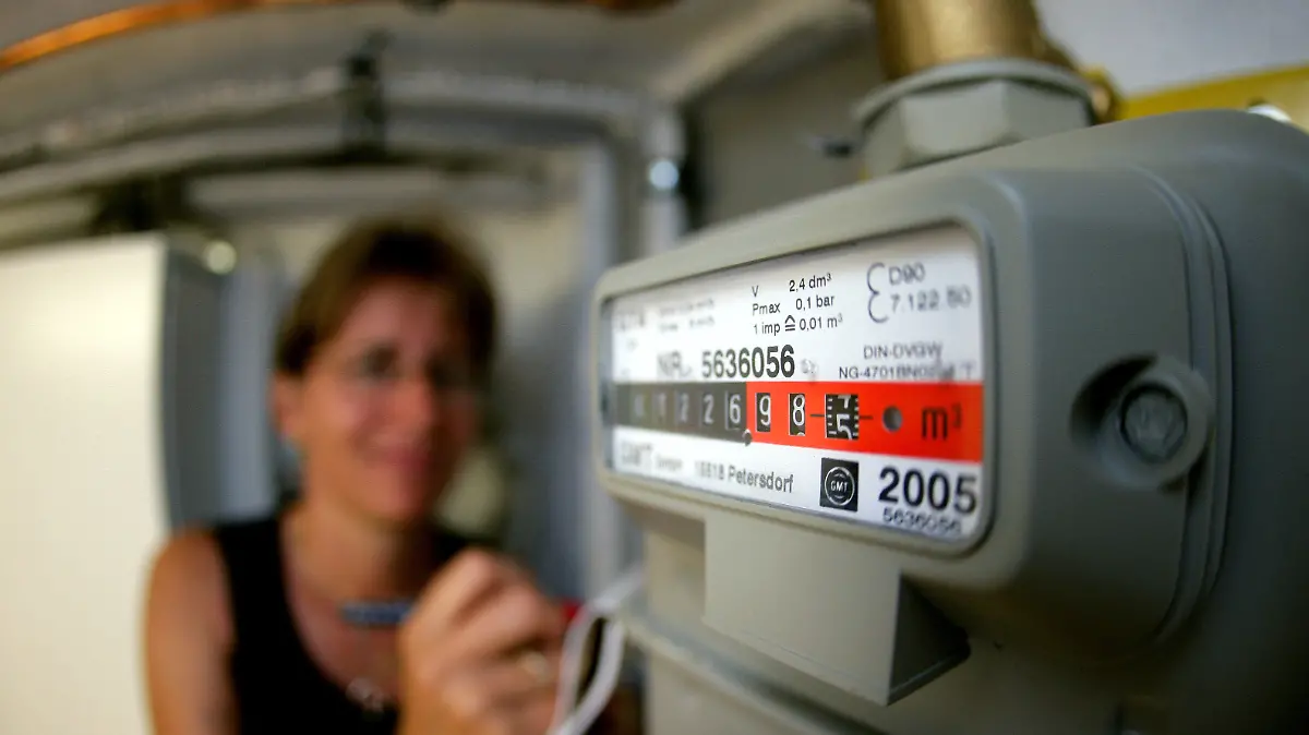 Eine Frau liest im Keller ihres Hauses im brandenburgischen Briesen (Oder-Spree) den Stand eines Gaszählers ab, aufgenommen am 17.07.2007 (Symbolbild zum Thema Gaspreise). Foto: Patrick Pleul +++(c) dpa - Report+++