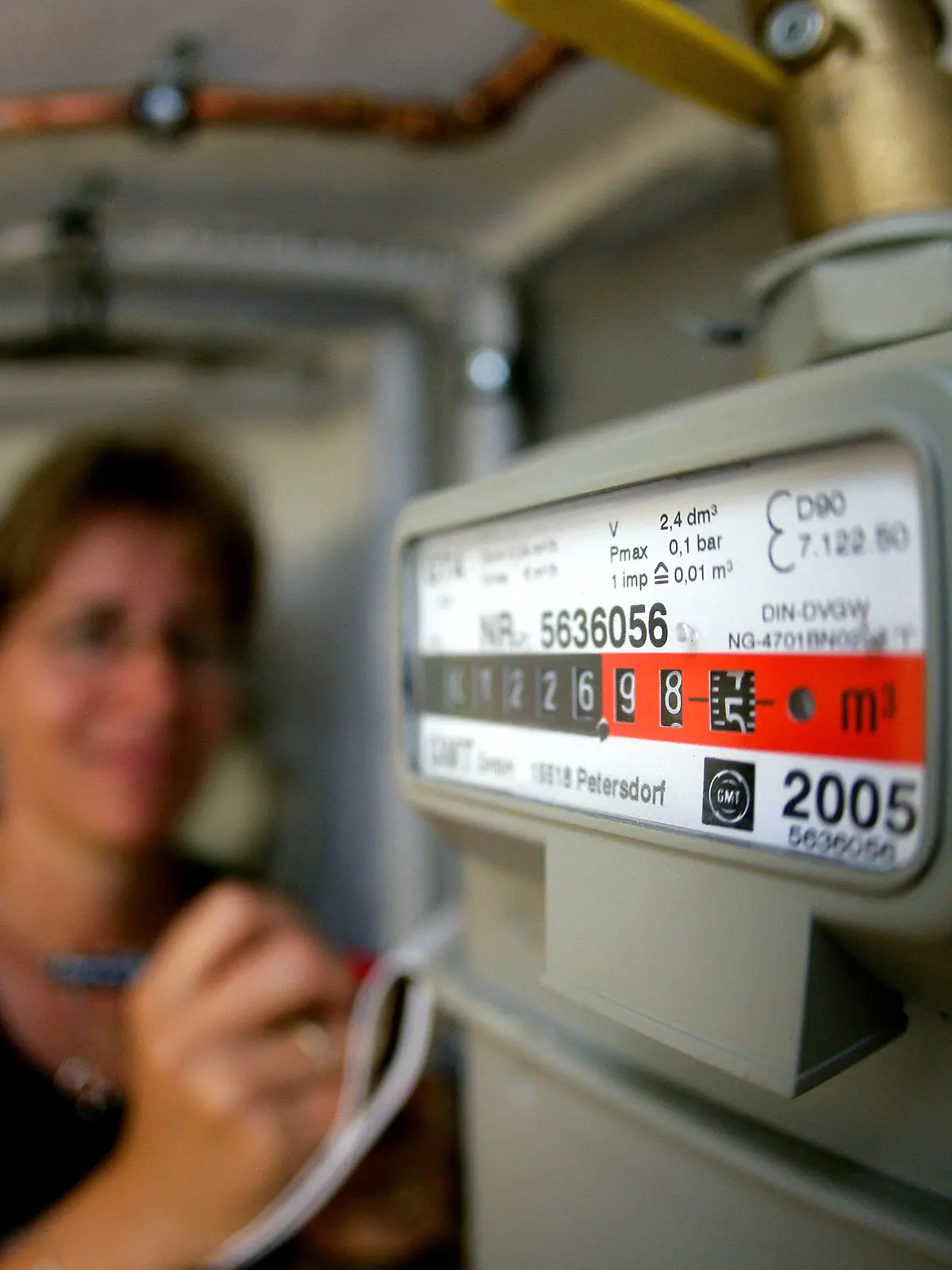 Eine Frau liest im Keller ihres Hauses im brandenburgischen Briesen (Oder-Spree) den Stand eines Gaszählers ab, aufgenommen am 17.07.2007 (Symbolbild zum Thema Gaspreise). Foto: Patrick Pleul +++(c) dpa - Report+++