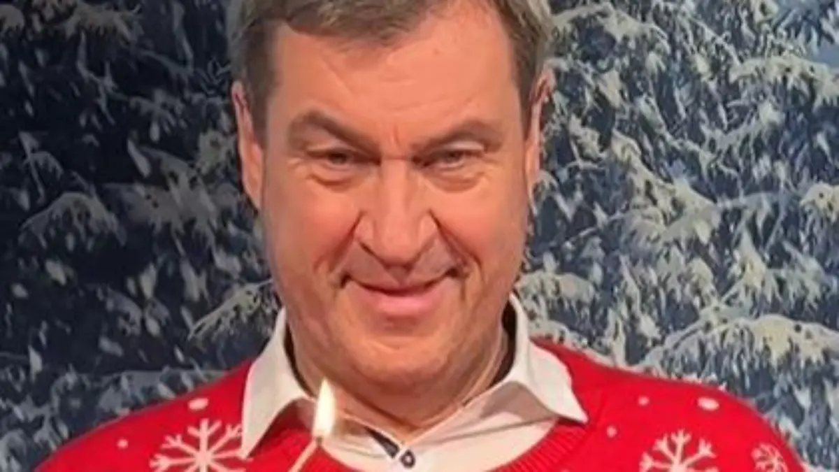 Markus Söder trägt in seinem Adventsgruß einen bunten Weihnachtspulli.