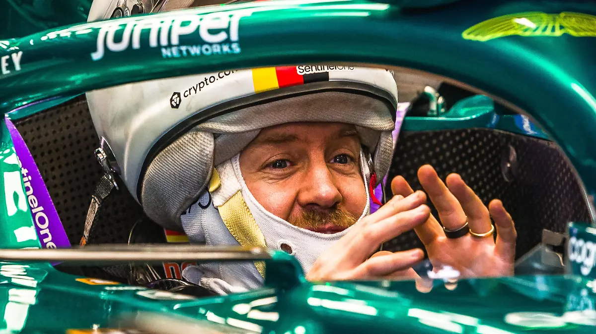 February 25, 2022, Barcelona, Catalonia, Spain: SEBASTIAN VETTEL GER from team Aston Martin talks to an engineer in the teams garage at day three of the Formula One winter testing at Circuit de Catalunya Barcelona Spain - ZUMAo105 20220225_zap_o105_036 Copyright: xMatthiasxOesterlex