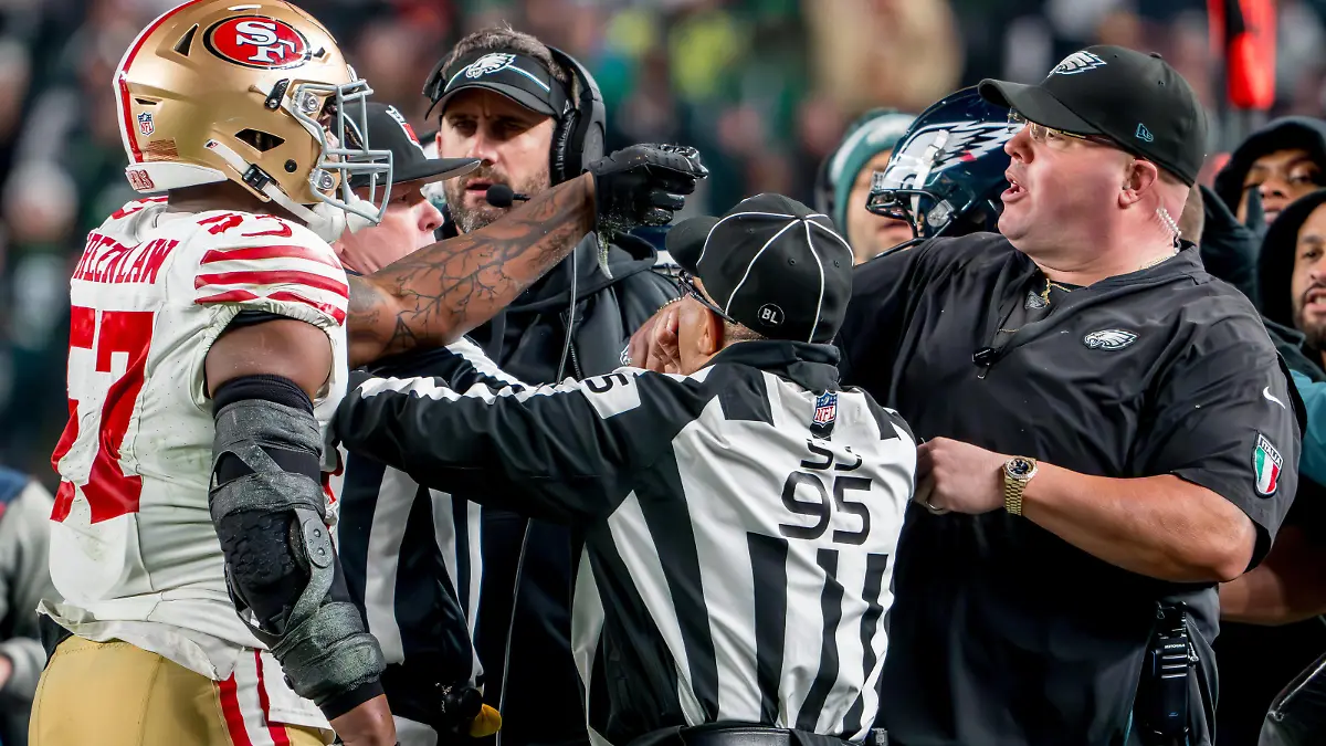 December 3, 2023, Philadelphia, Pennsylvania, USA: San Francisco 49ers linebacker DRE GREENLAW 57 throws a punch at a Eagles Chief Security Officer, DOM DISANDRO and is ejected during the NFL, American Football Herren, USA football matchup between the San Francisco 49ers and the Philadelphia Eagles at Lincoln Financial Field in Philadelphia. Philadelphia USA - ZUMAcs17 20231203_faf_cs17_047 Copyright: xScottxSeriox
