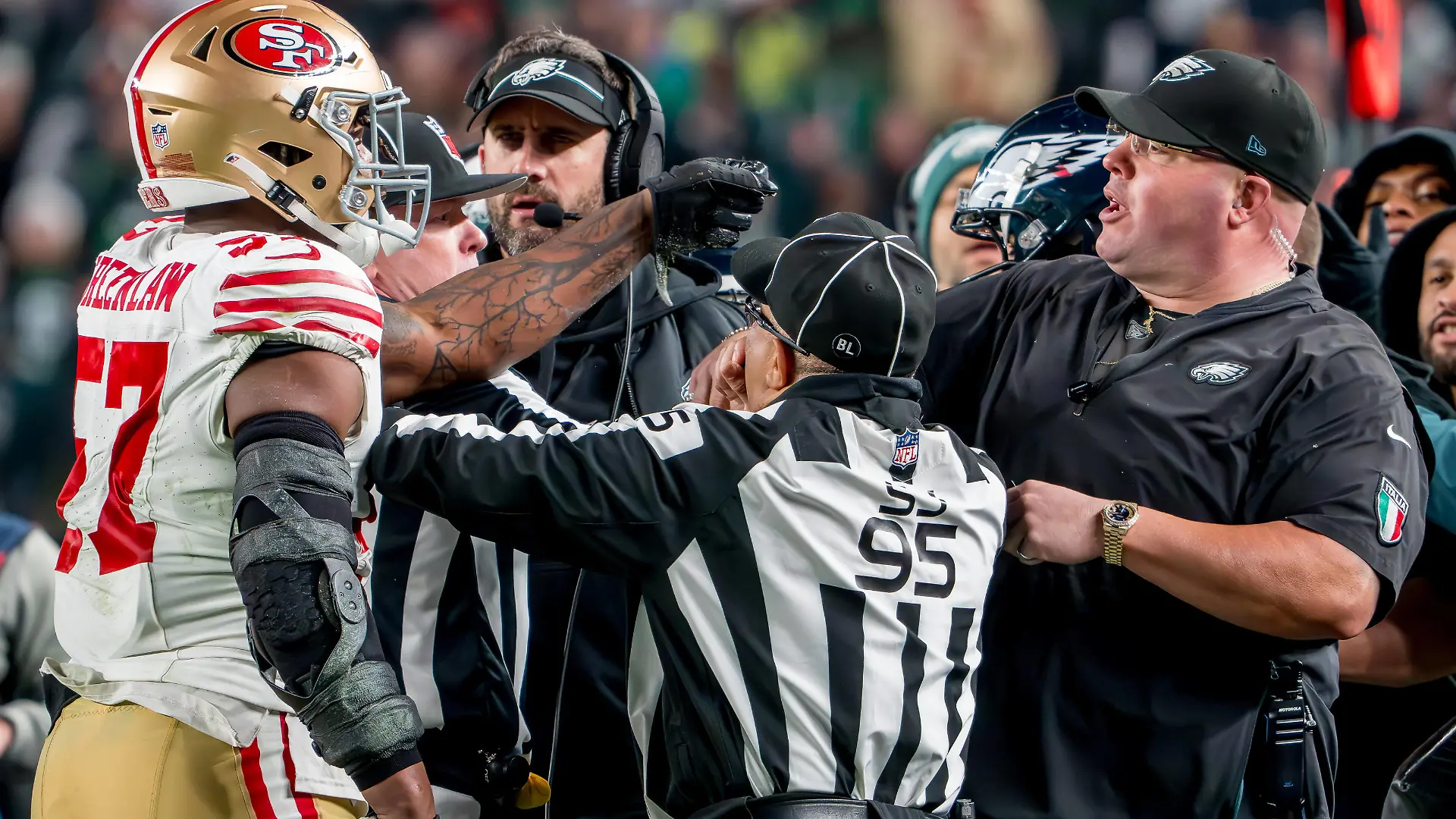December 3, 2023, Philadelphia, Pennsylvania, USA: San Francisco 49ers linebacker DRE GREENLAW 57 throws a punch at a Eagles Chief Security Officer, DOM DISANDRO and is ejected during the NFL, American Football Herren, USA football matchup between the San Francisco 49ers and the Philadelphia Eagles at Lincoln Financial Field in Philadelphia. Philadelphia USA - ZUMAcs17 20231203_faf_cs17_047 Copyright: xScottxSeriox