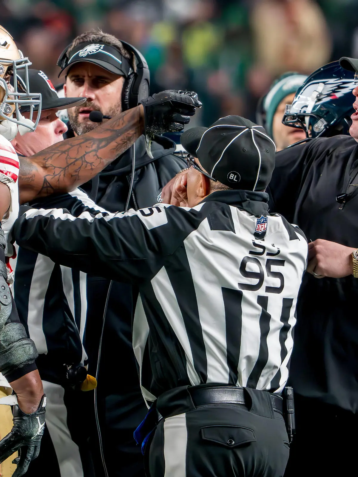 December 3, 2023, Philadelphia, Pennsylvania, USA: San Francisco 49ers linebacker DRE GREENLAW 57 throws a punch at a Eagles Chief Security Officer, DOM DISANDRO and is ejected during the NFL, American Football Herren, USA football matchup between the San Francisco 49ers and the Philadelphia Eagles at Lincoln Financial Field in Philadelphia. Philadelphia USA - ZUMAcs17 20231203_faf_cs17_047 Copyright: xScottxSeriox